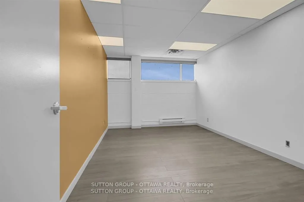 981 Wellington Street W #400