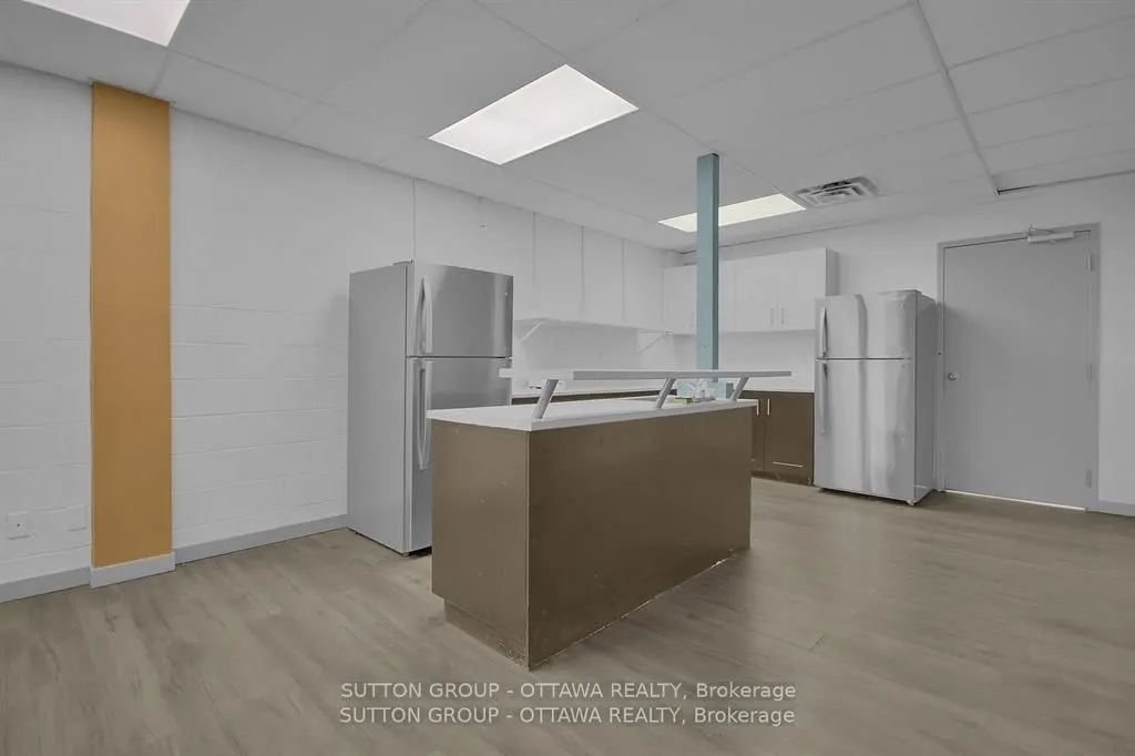 981 Wellington Street W #400