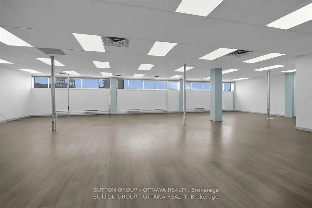 981 Wellington Street W #400