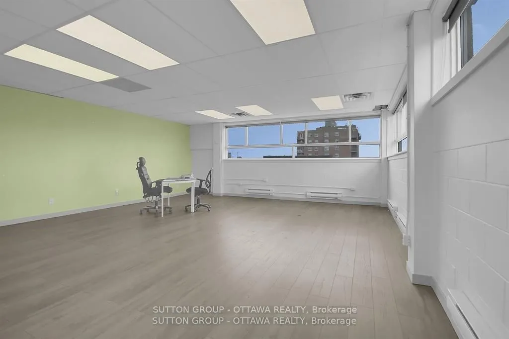 981 Wellington Street W #400