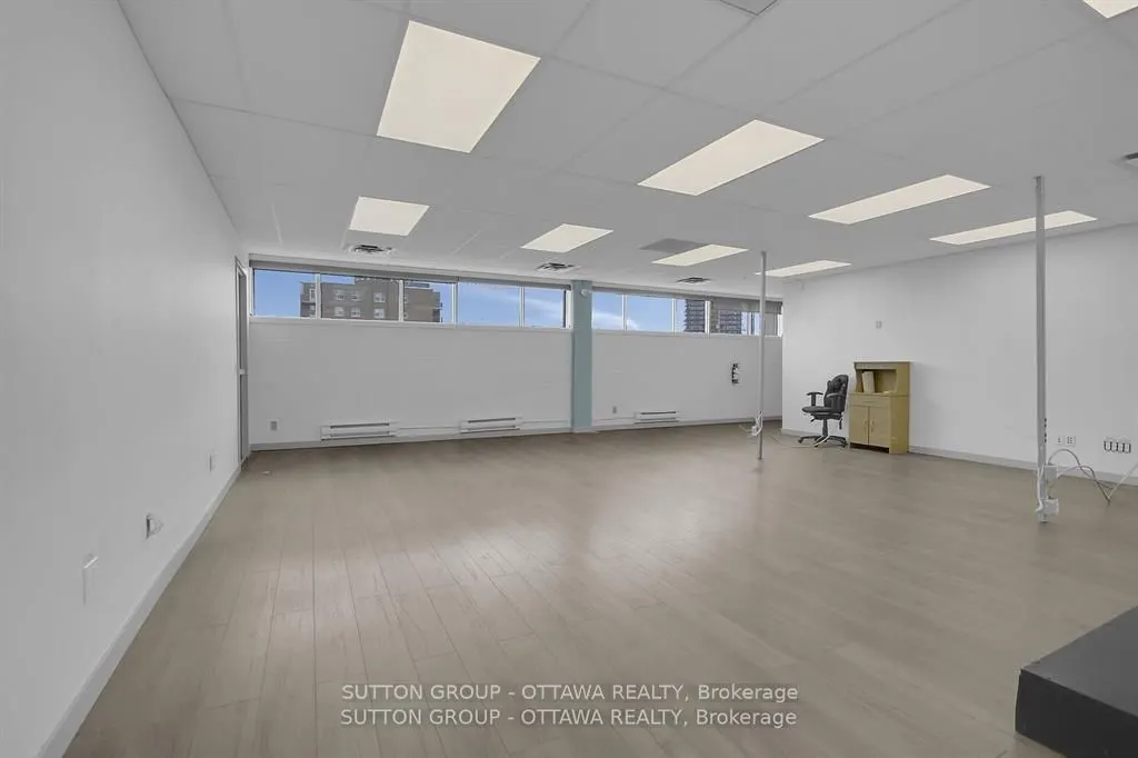 981 Wellington Street W #400