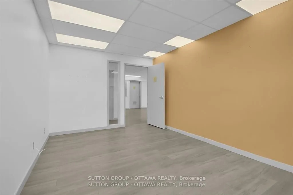 981 Wellington Street W #400