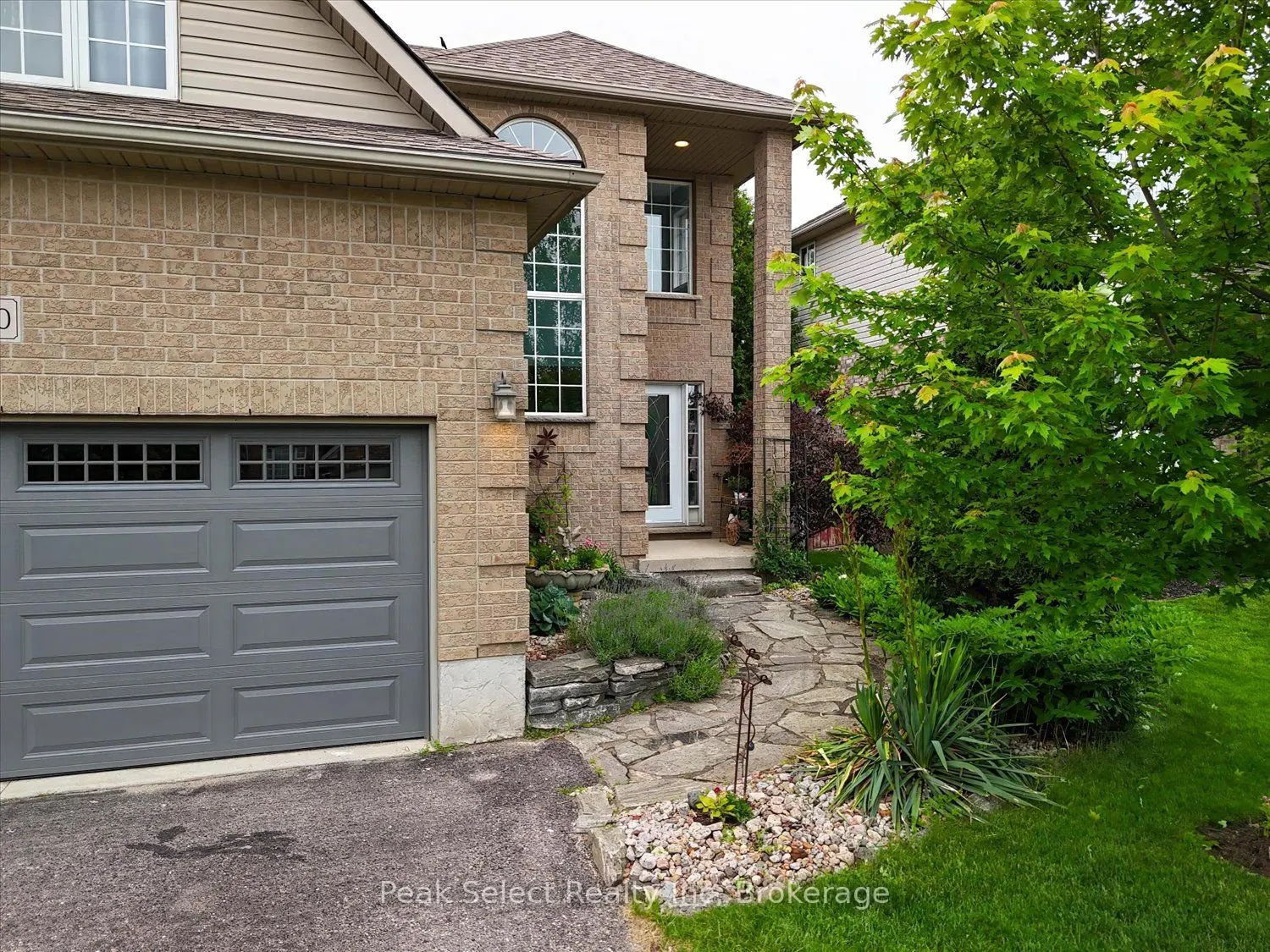 180 Ridgewood Crescent