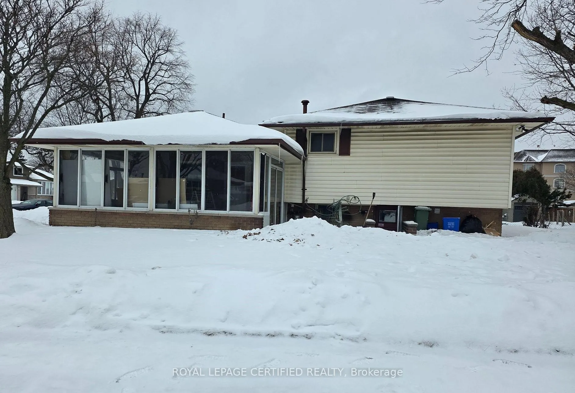 2 Rideau Crescent