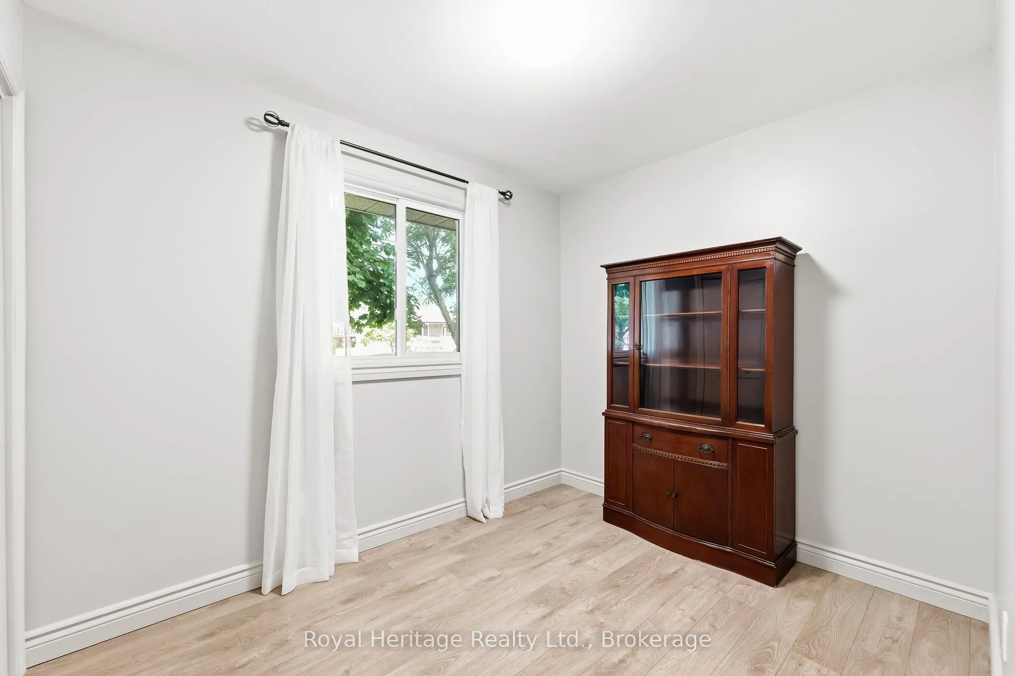 93 Division Street S