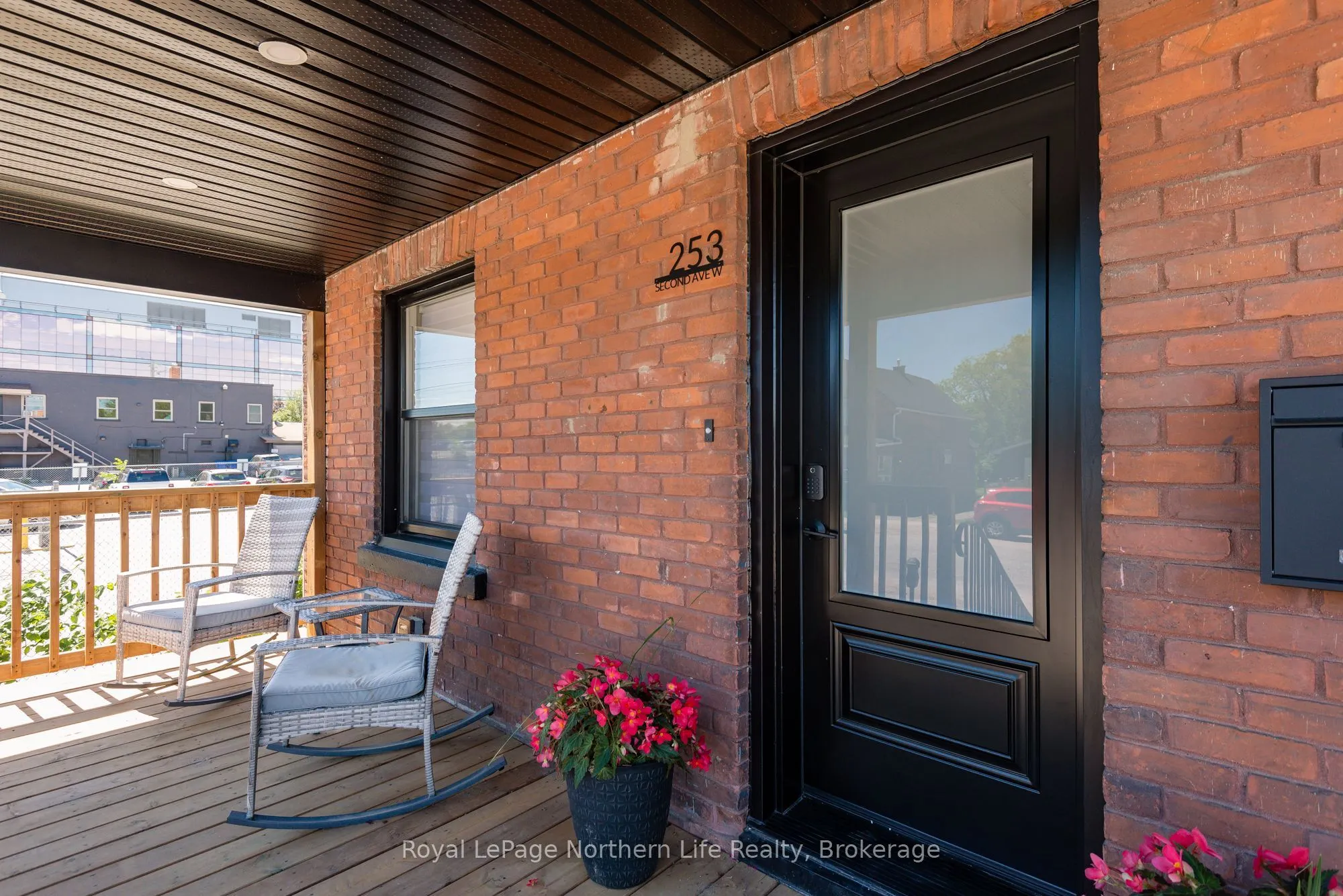 253 Second Avenue W