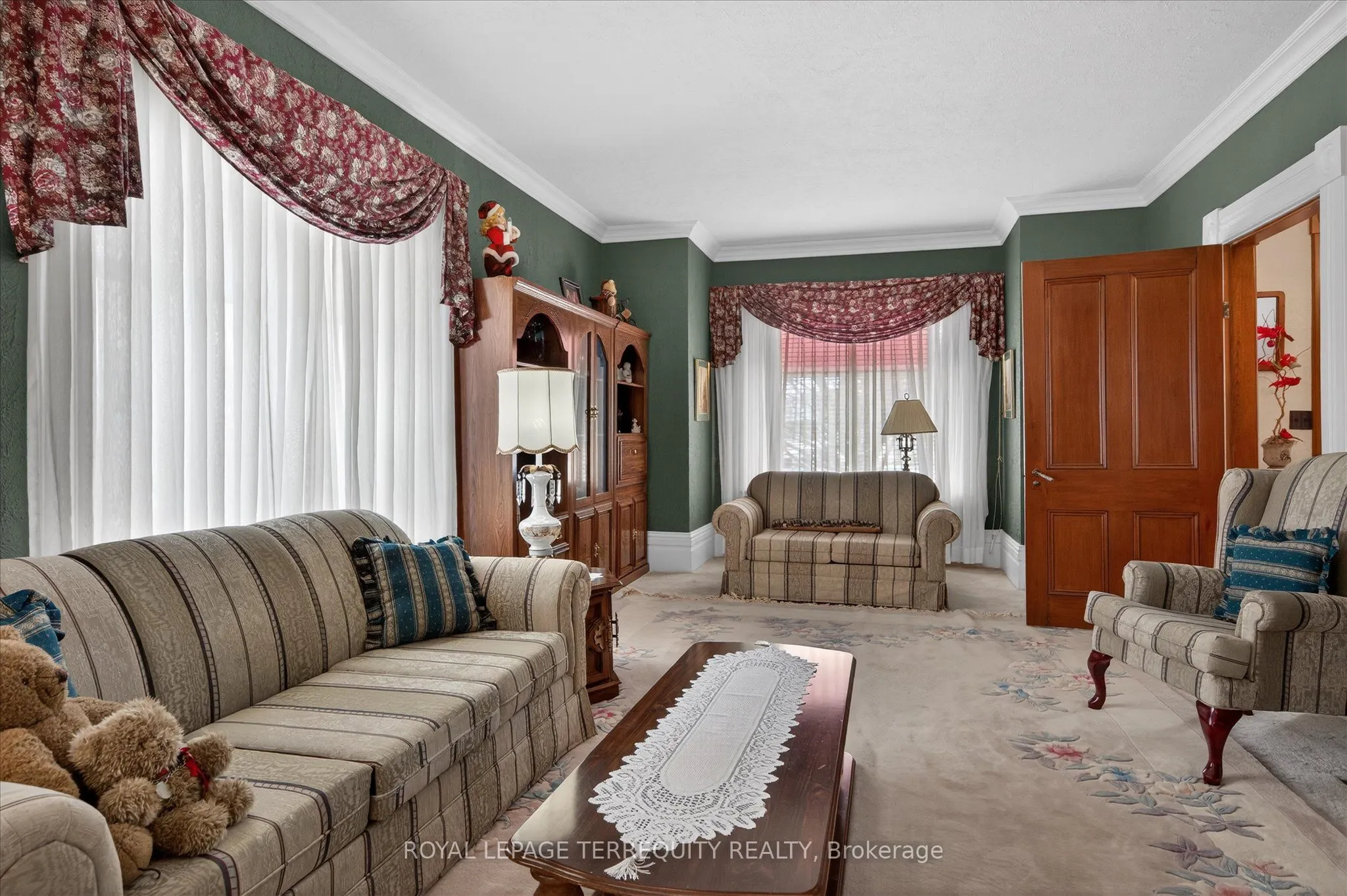 16 Booth Street S
