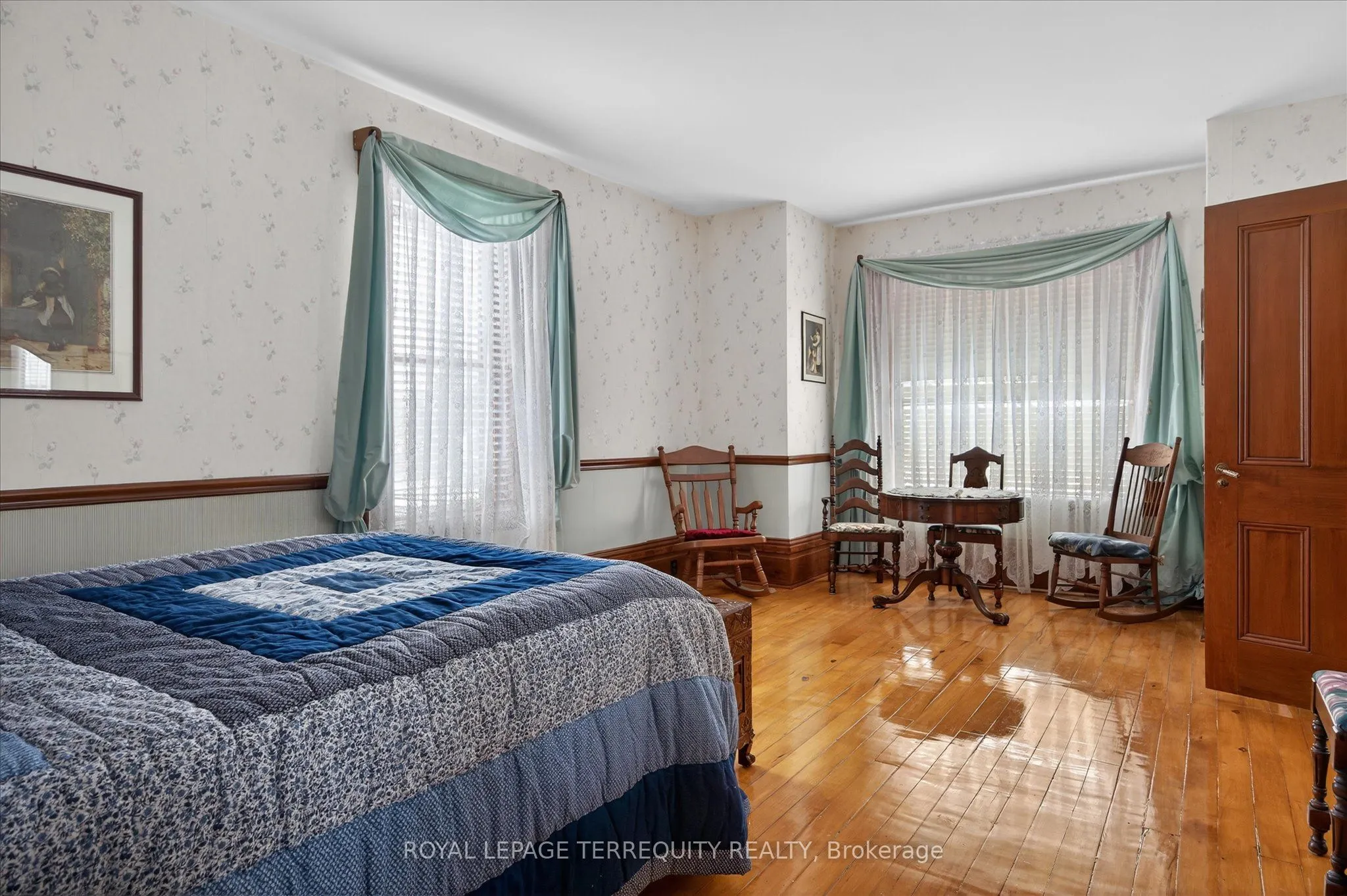 16 Booth Street S