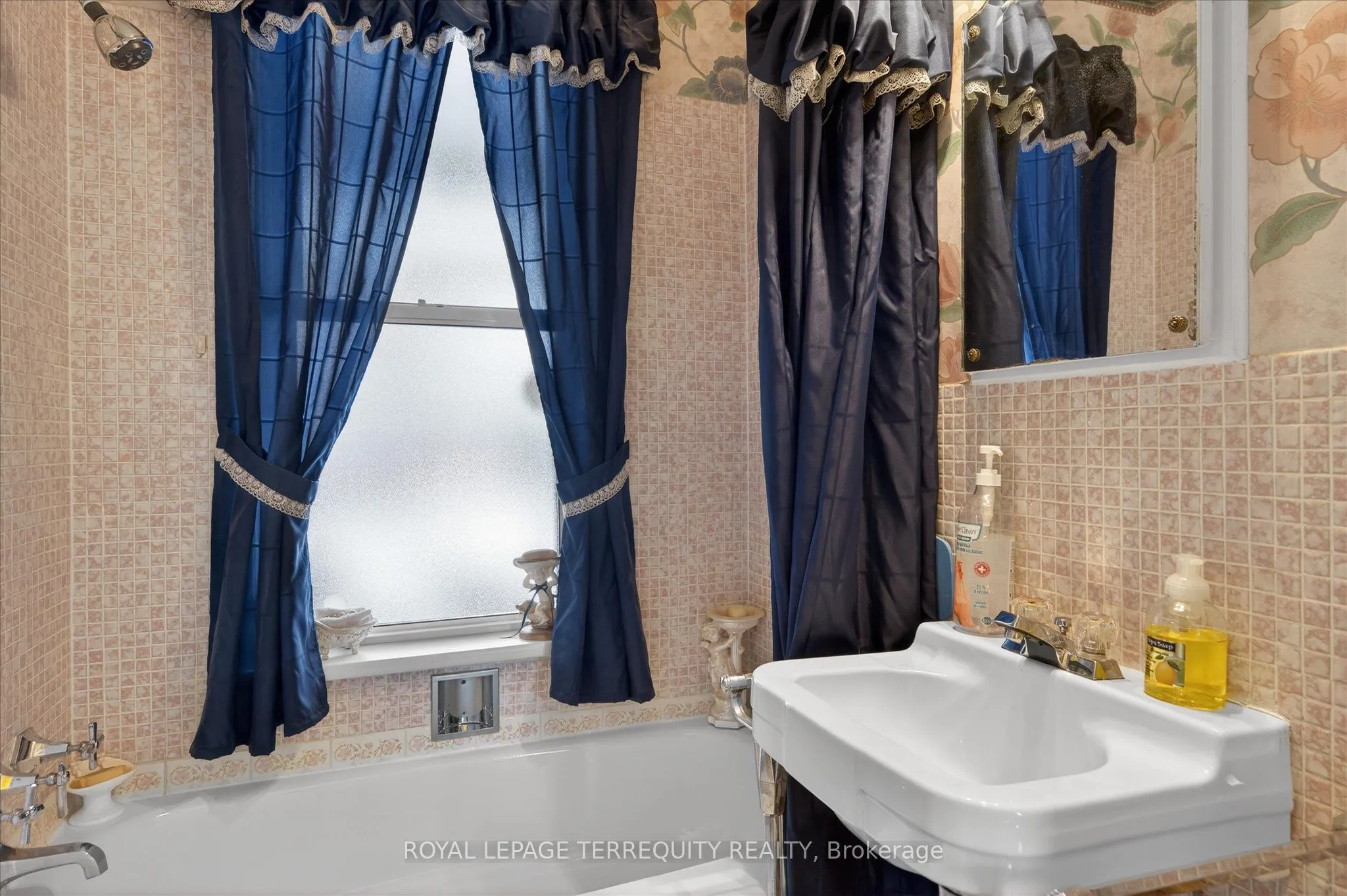 16 Booth Street S