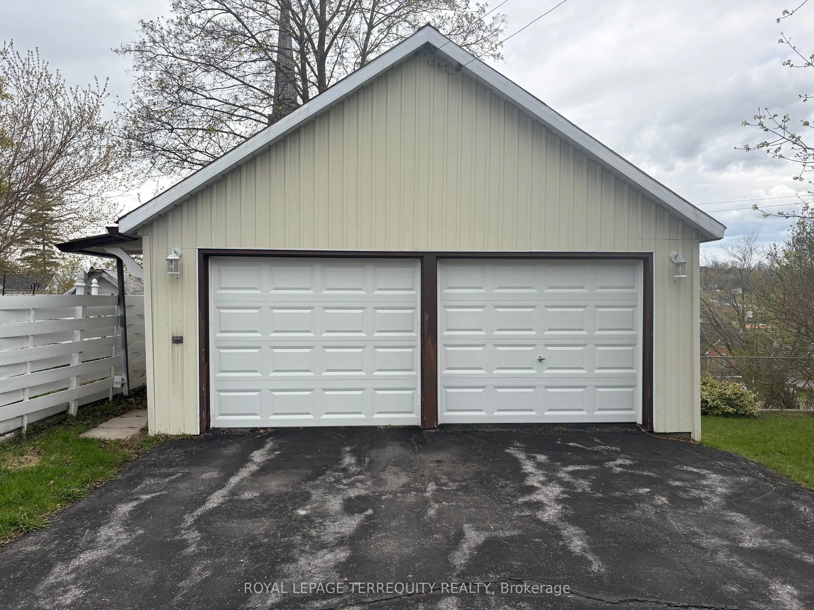 16 Booth Street S