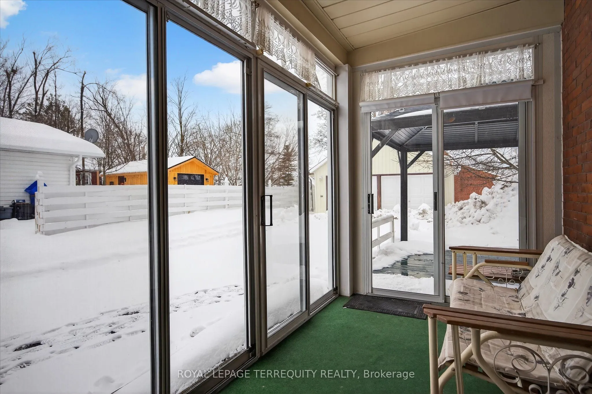 16 Booth Street S