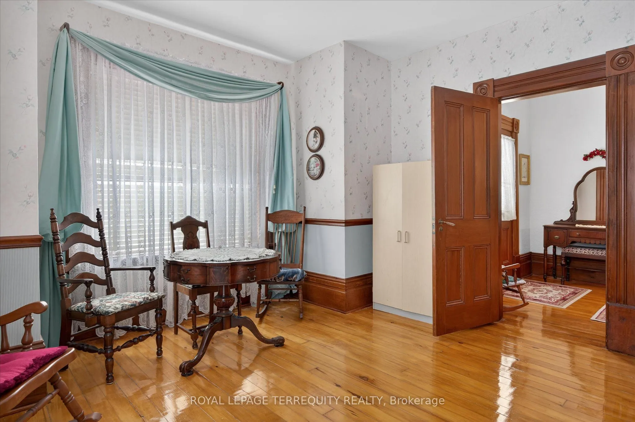 16 Booth Street S