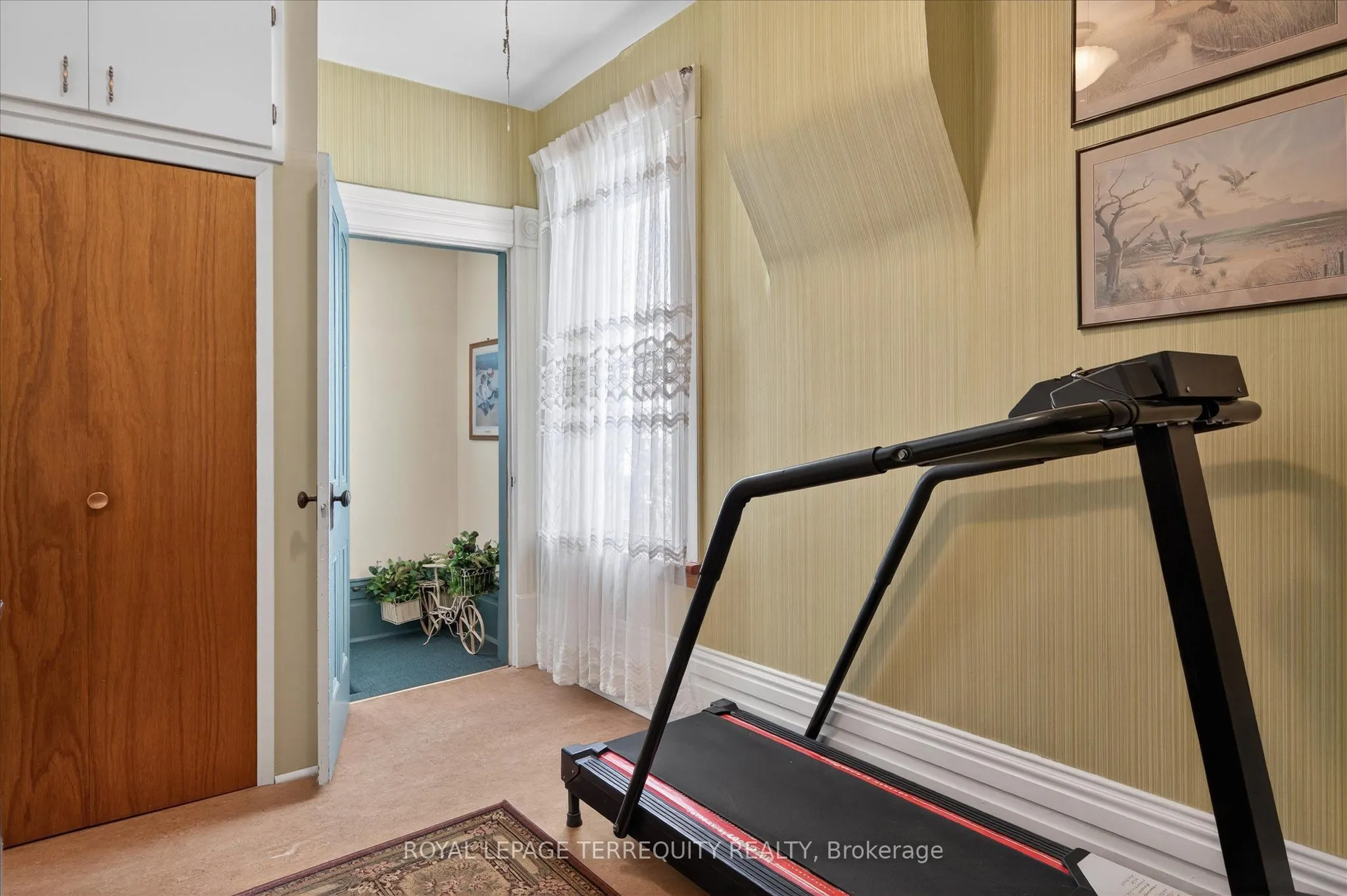 16 Booth Street S