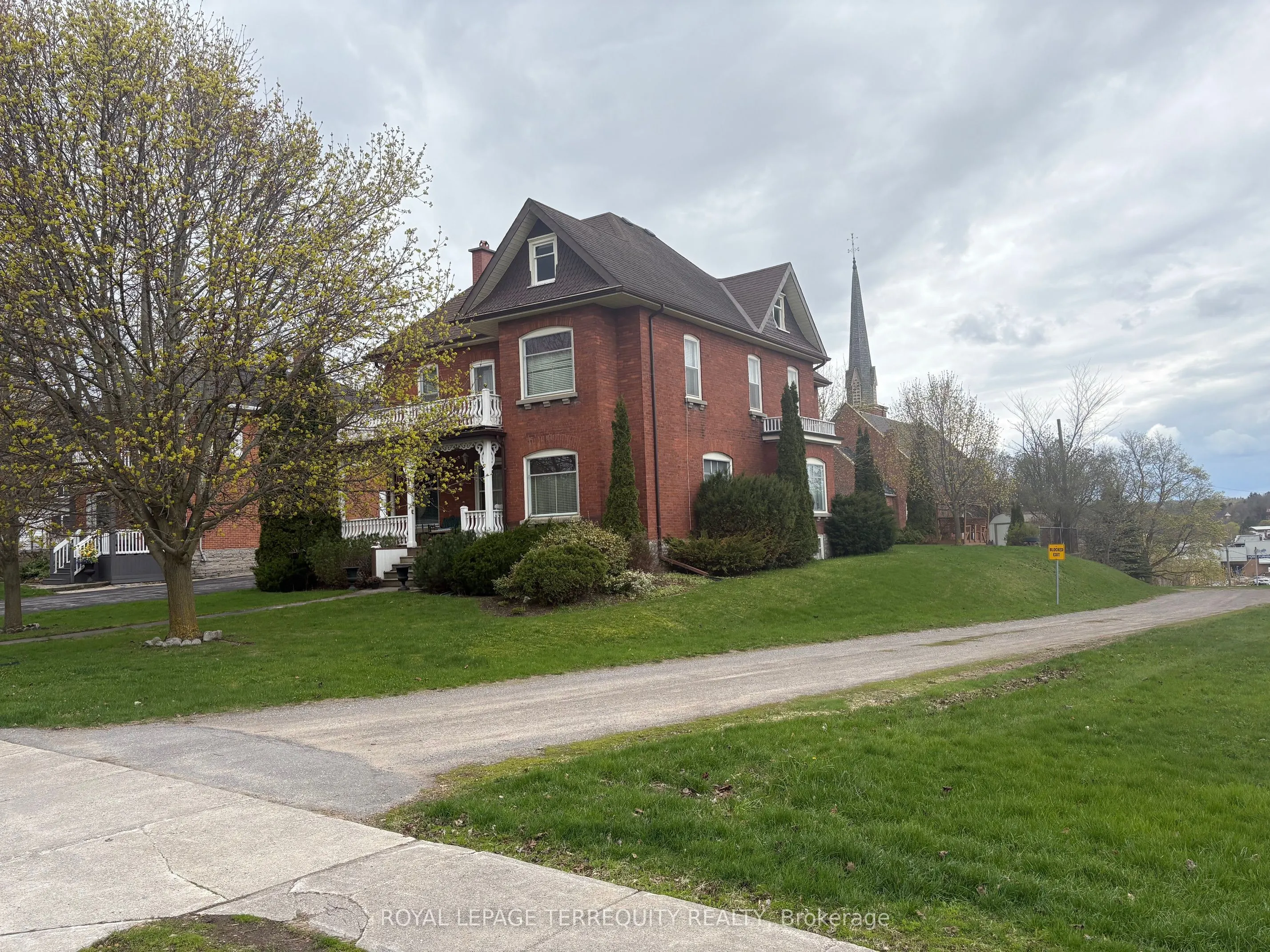 16 Booth Street S
