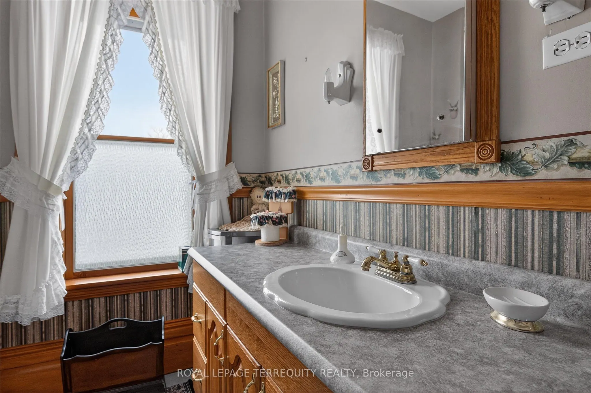 16 Booth Street S