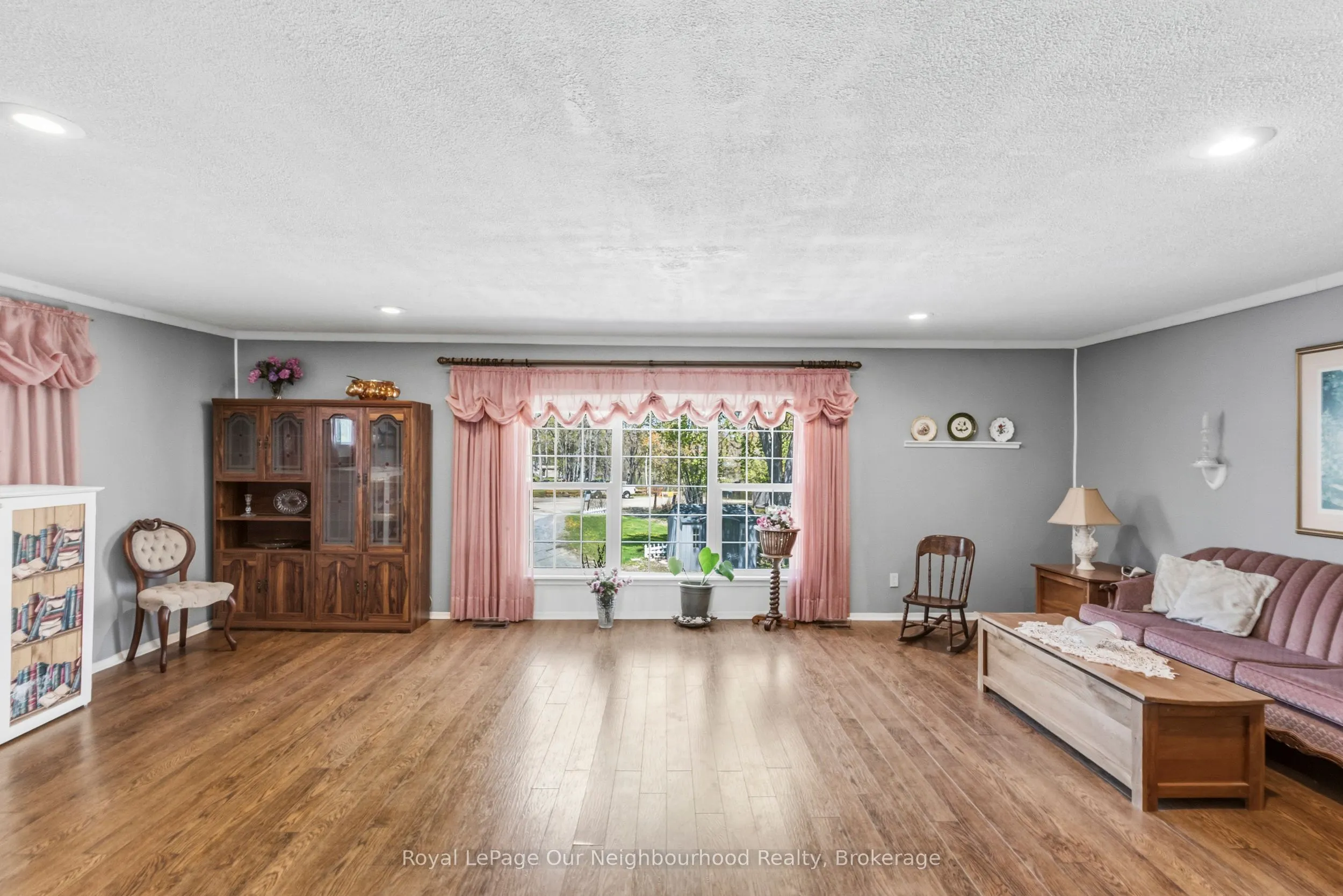 261 River Road E