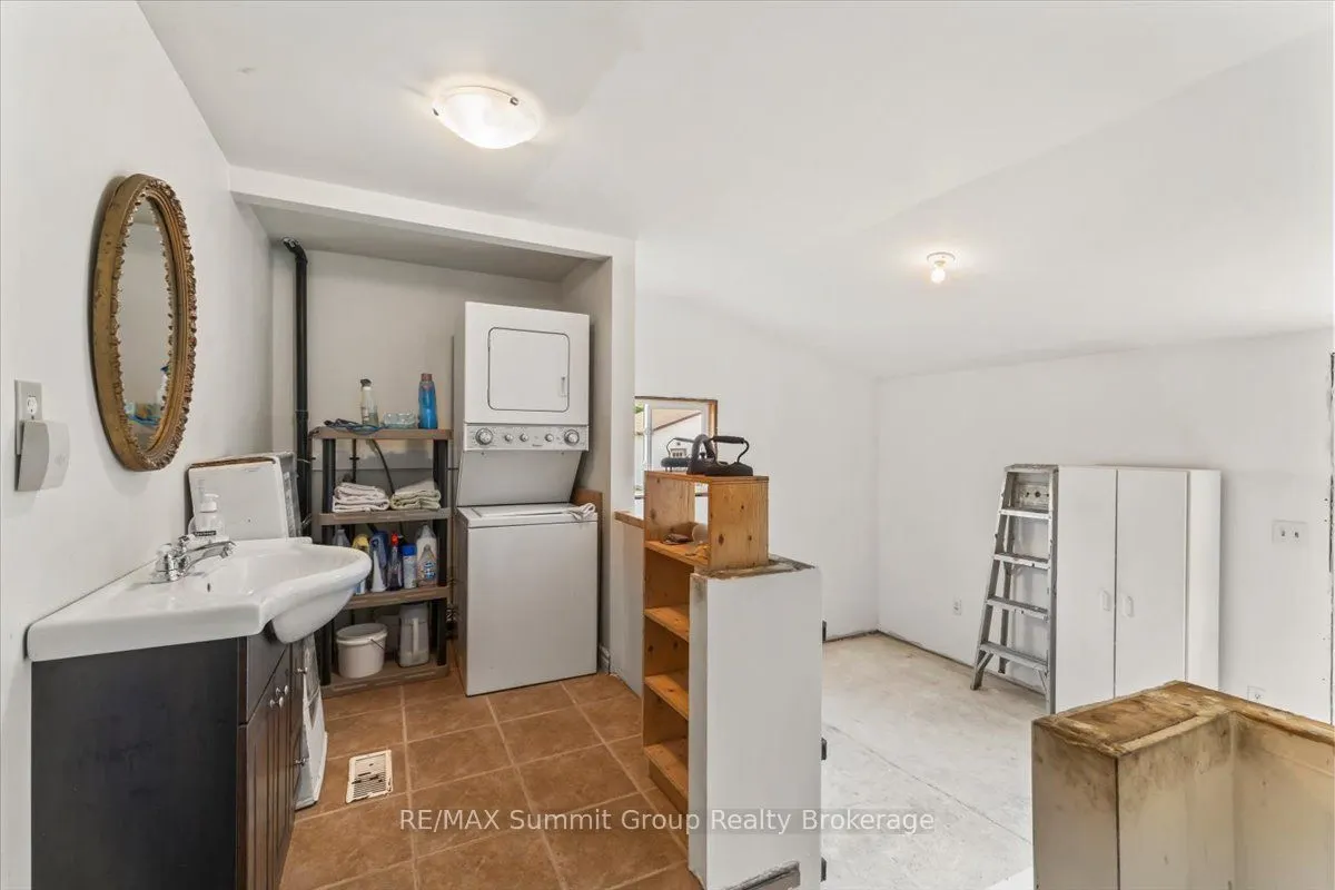 260 Victoria Street W