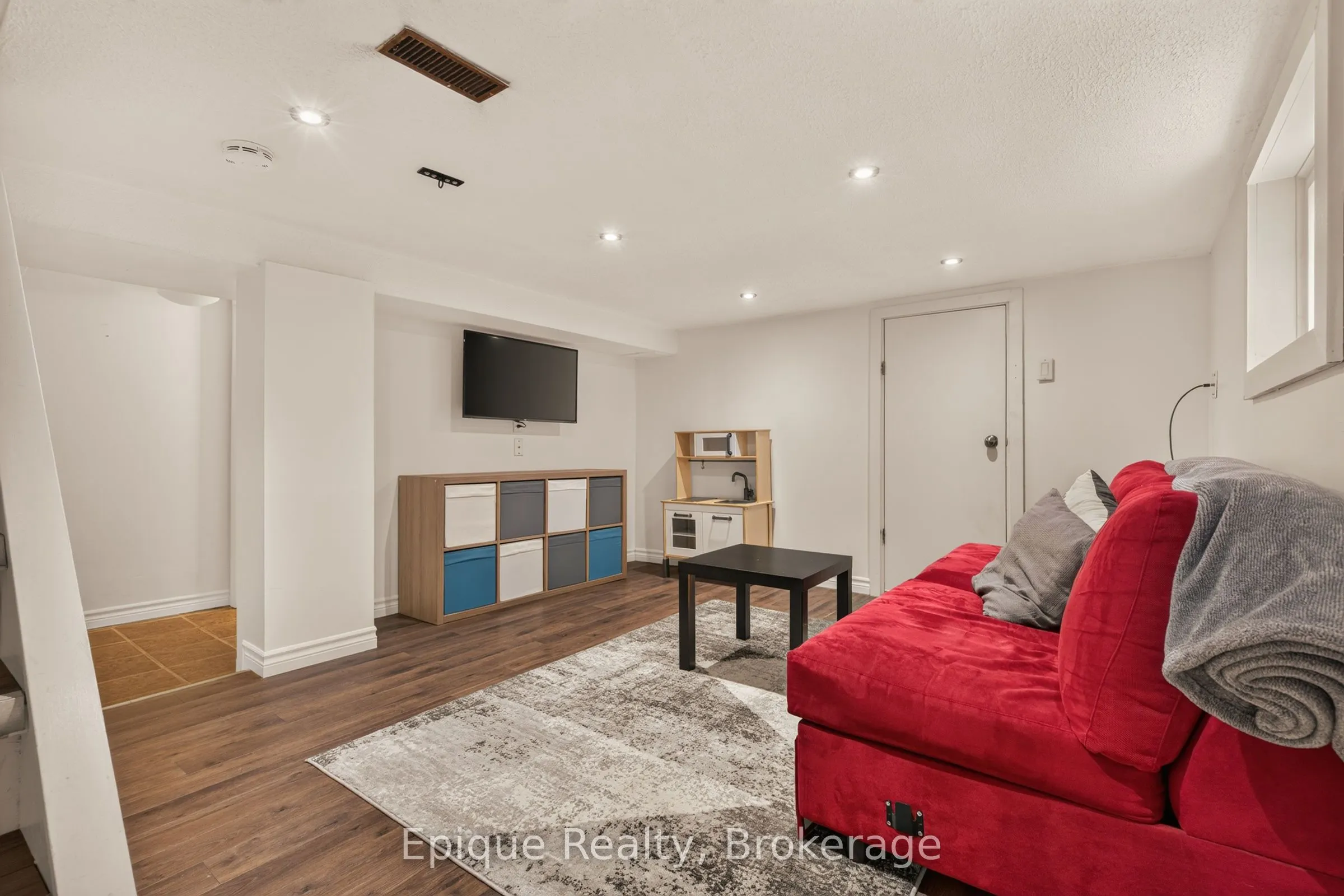93 Graham Avenue S