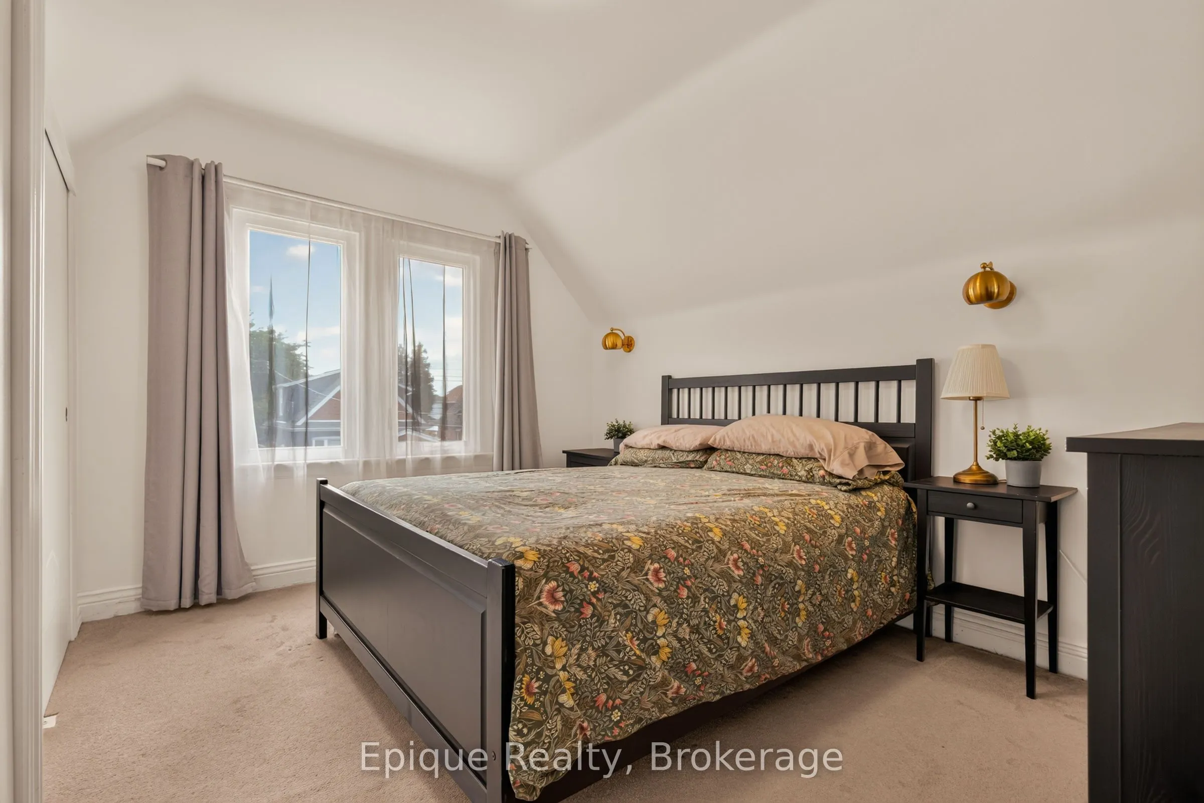 93 Graham Avenue S