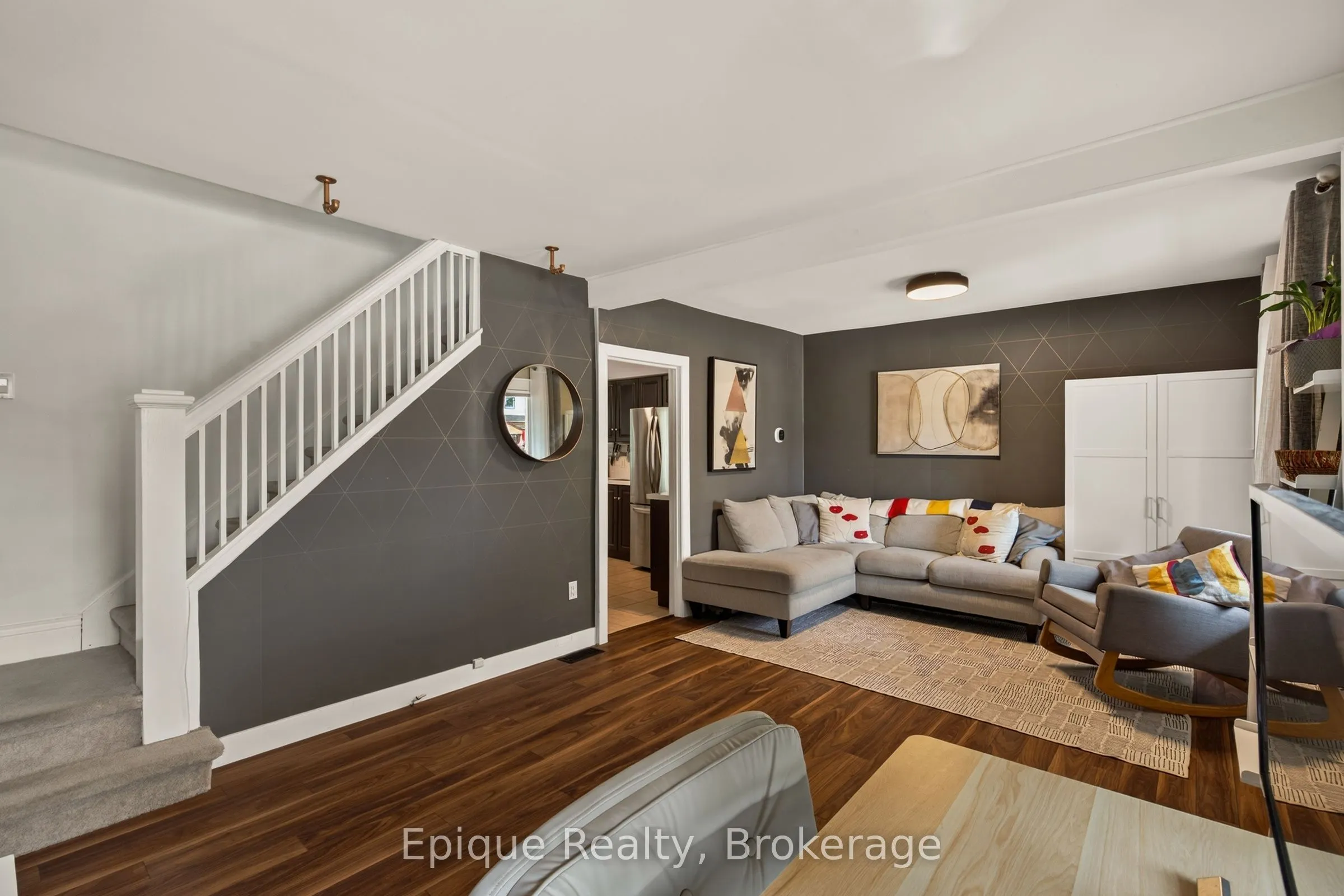 93 Graham Avenue S