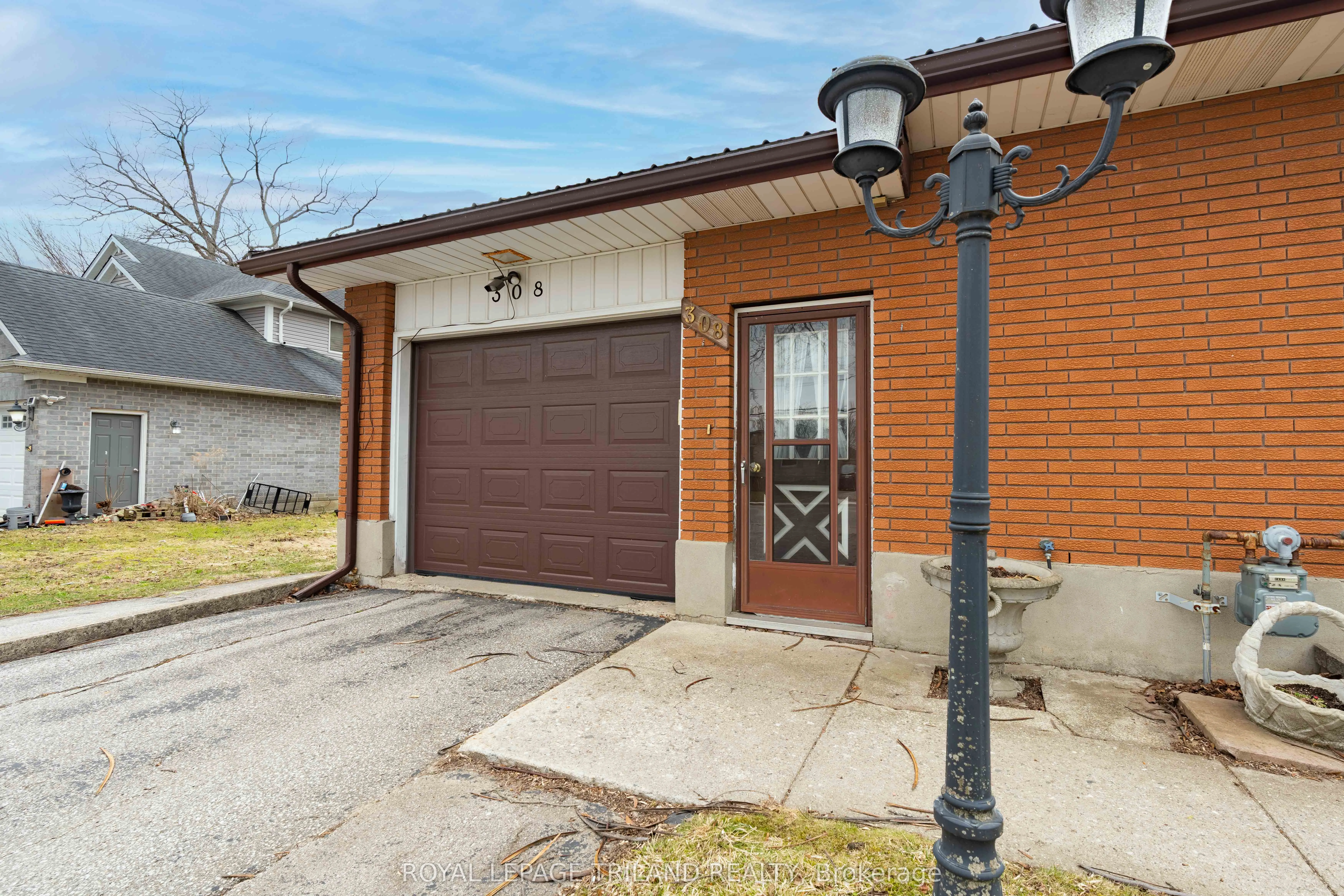 308 John Street S