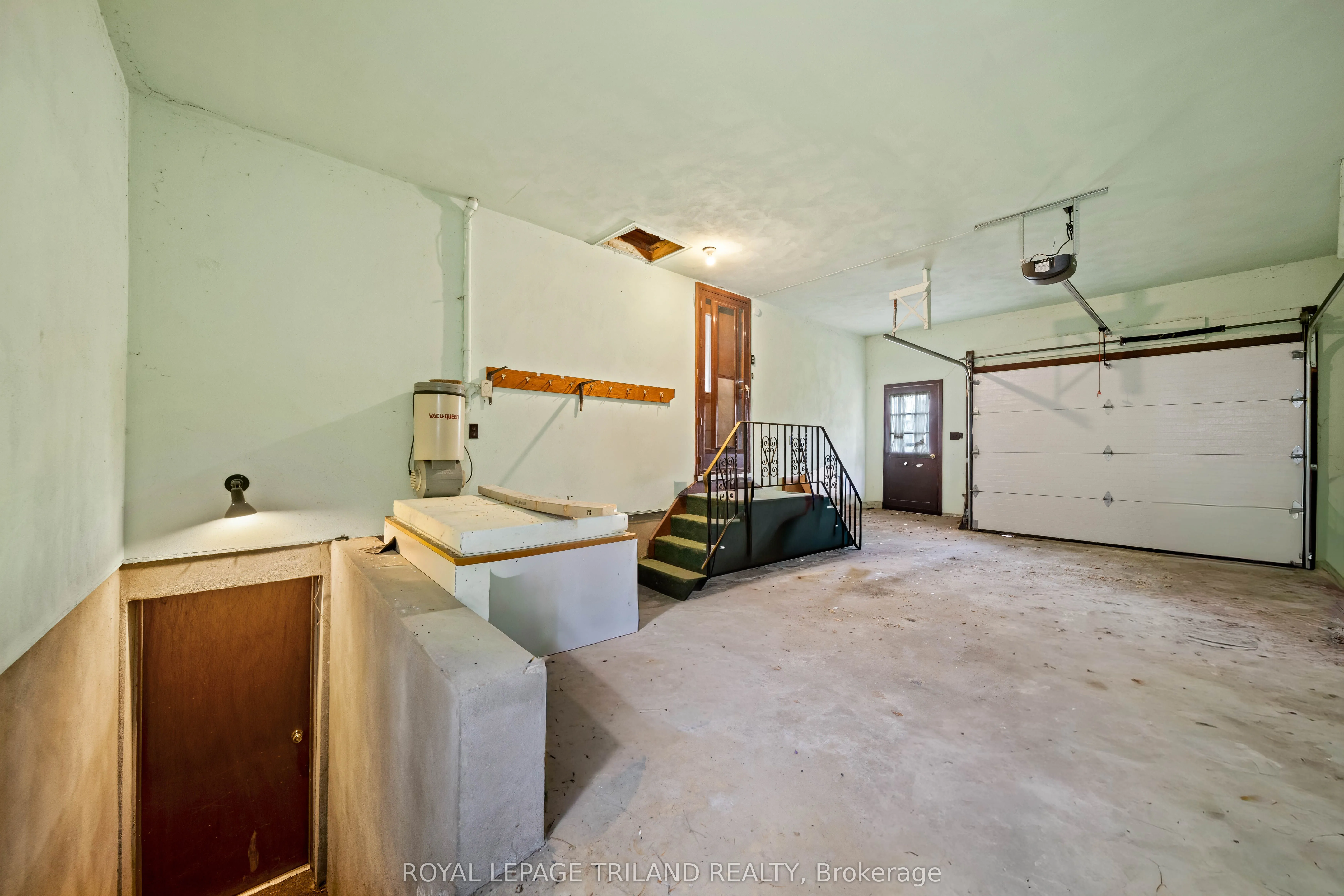 308 John Street S