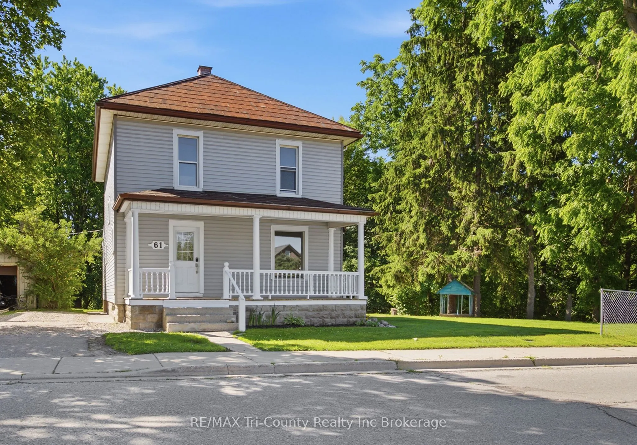 61 Brock Street E