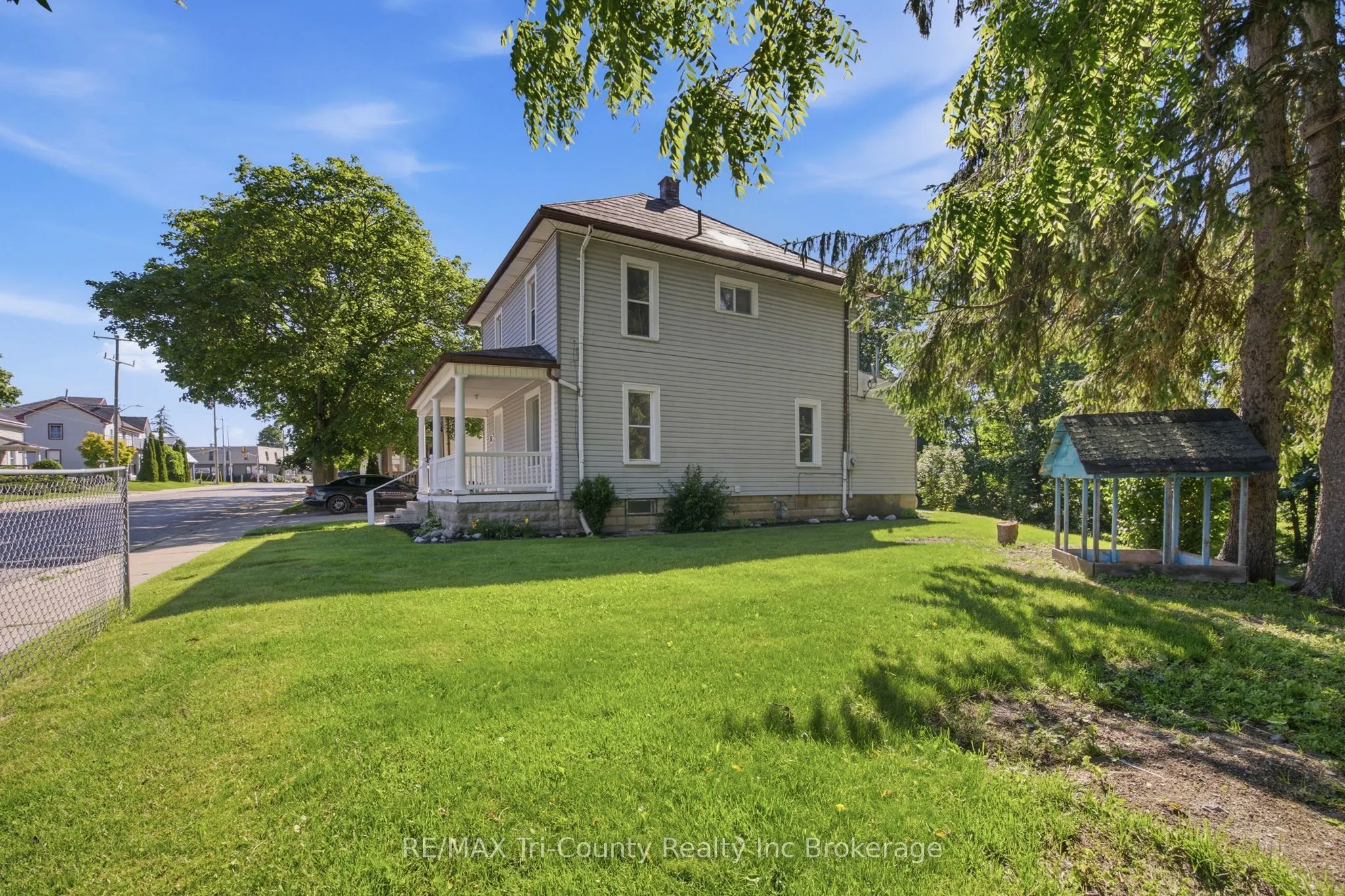 61 Brock Street E