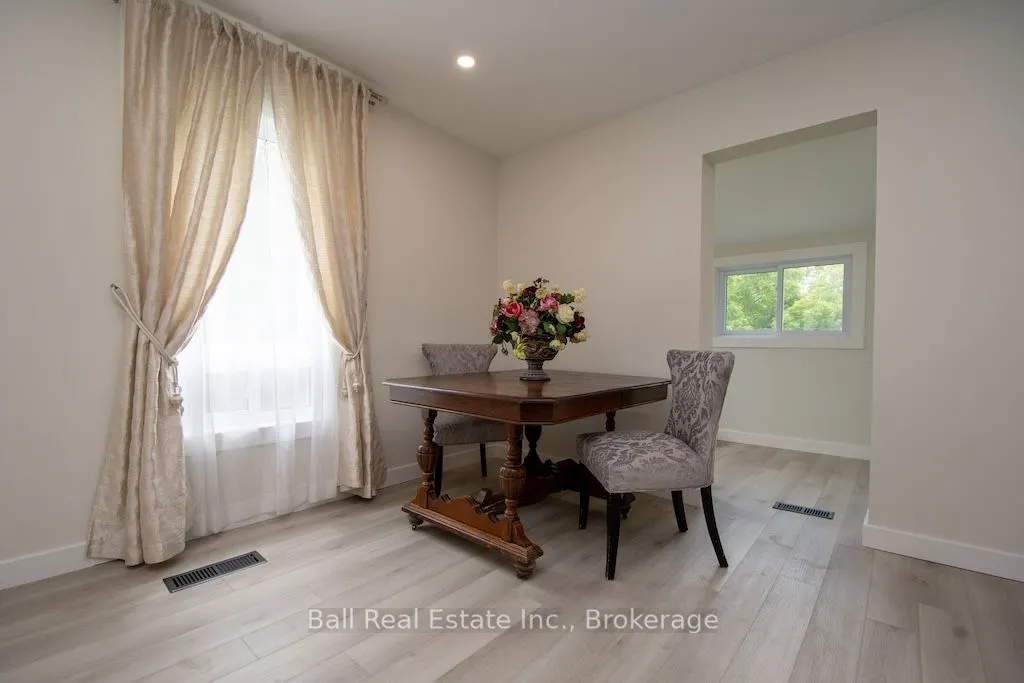 28 Booth Street N