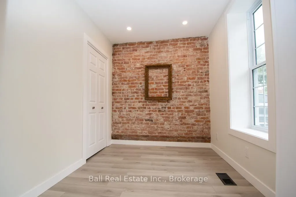 28 Booth Street N