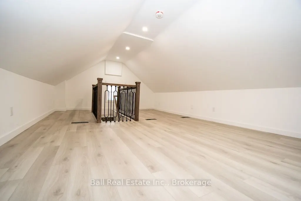 28 Booth Street N