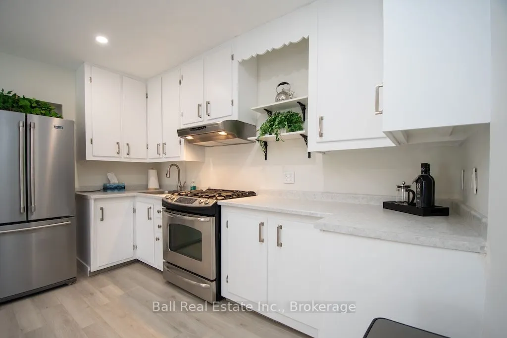 28 Booth Street N