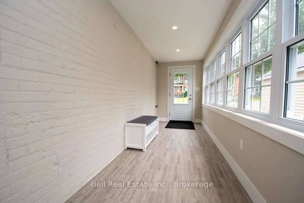 28 Booth Street N