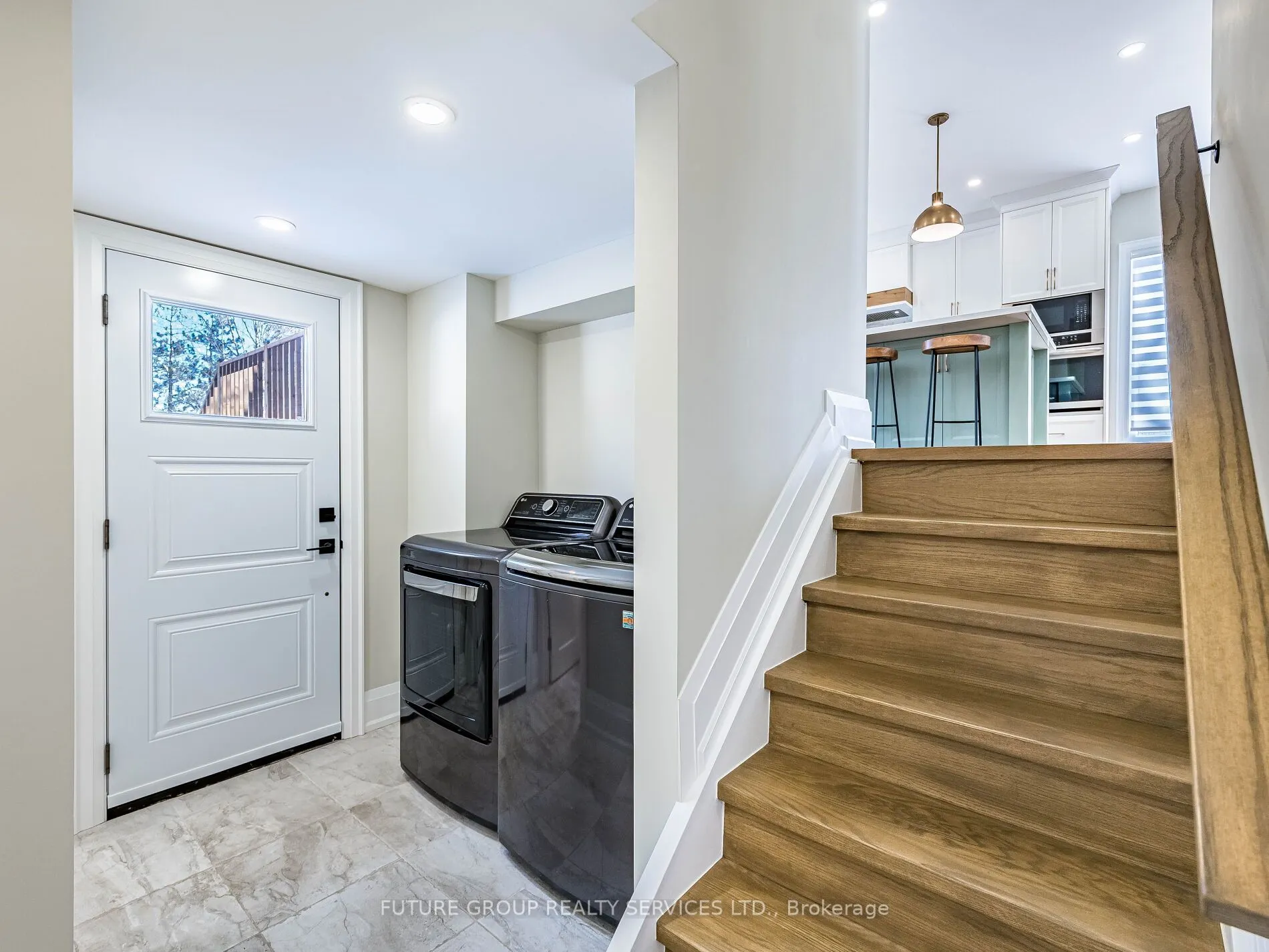 153 Daniel Street N
