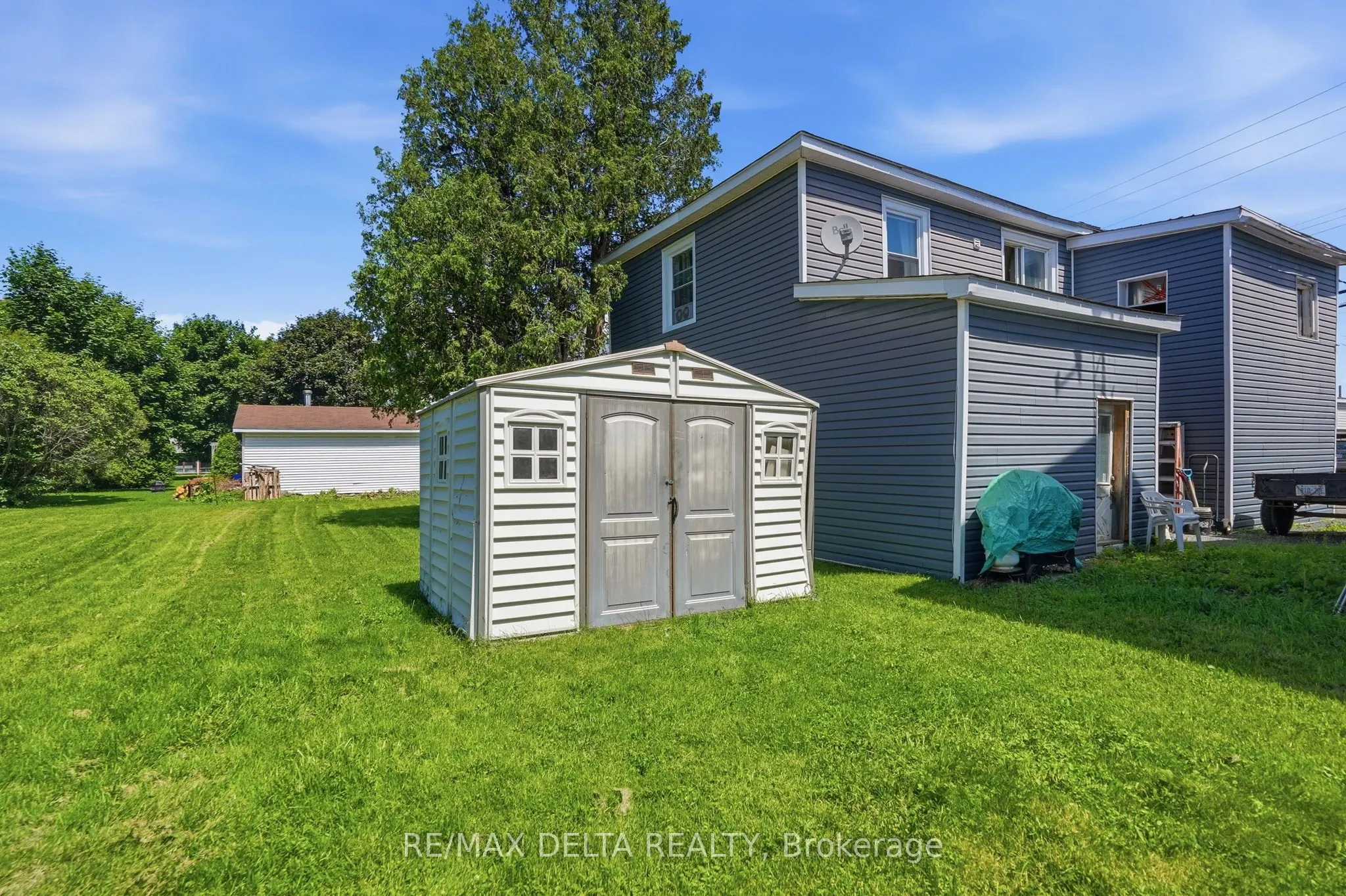 49 Lochiel Street E