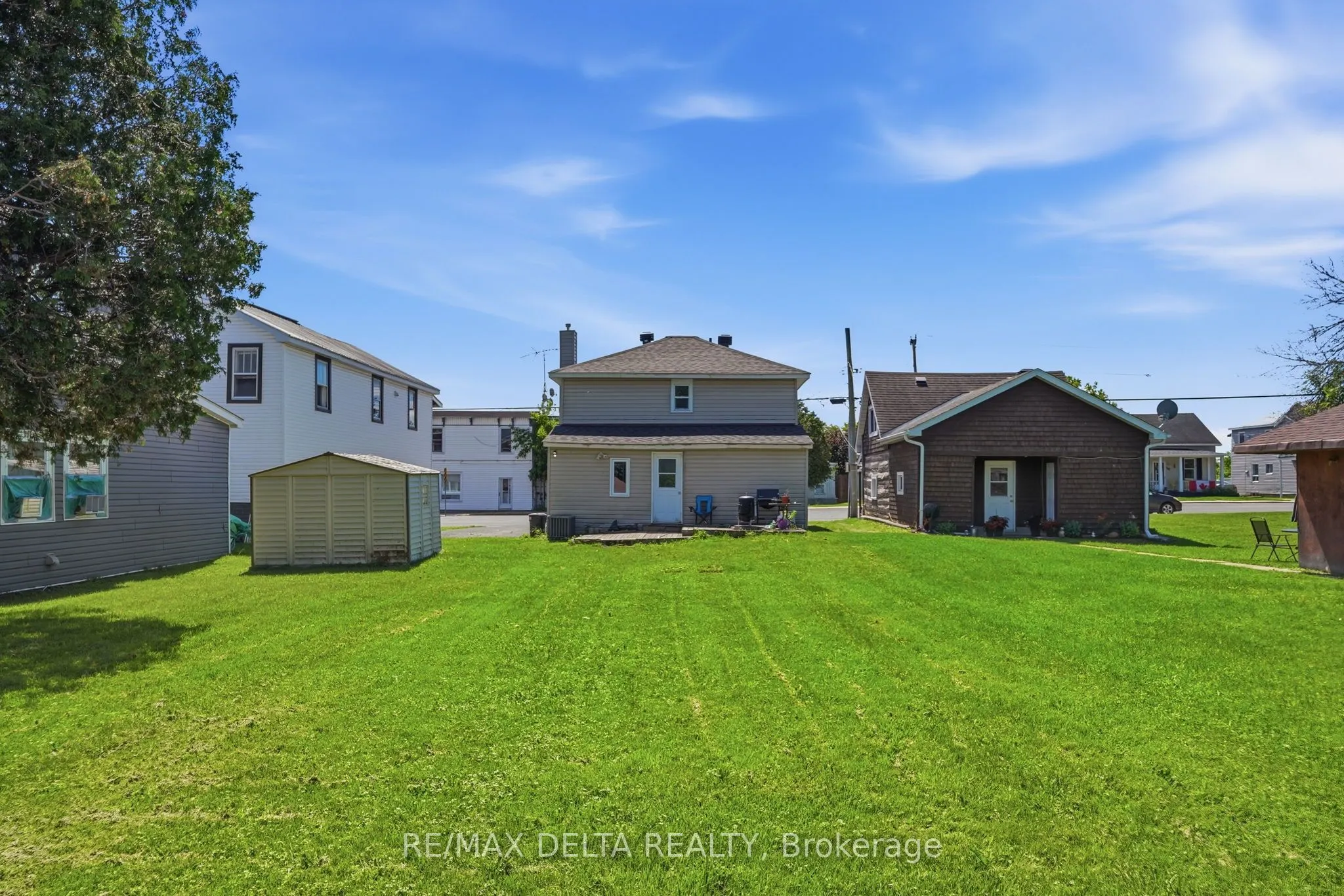 49 Lochiel Street E