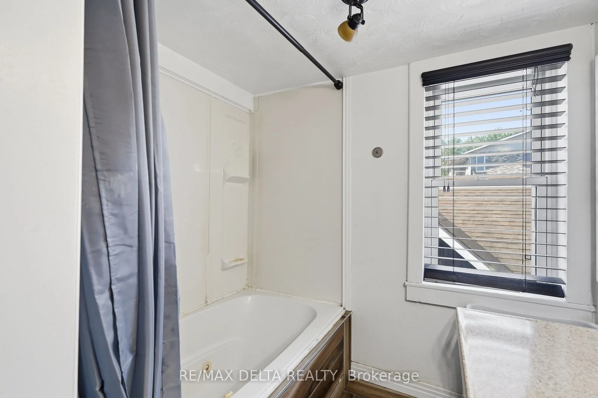 49 Lochiel Street E