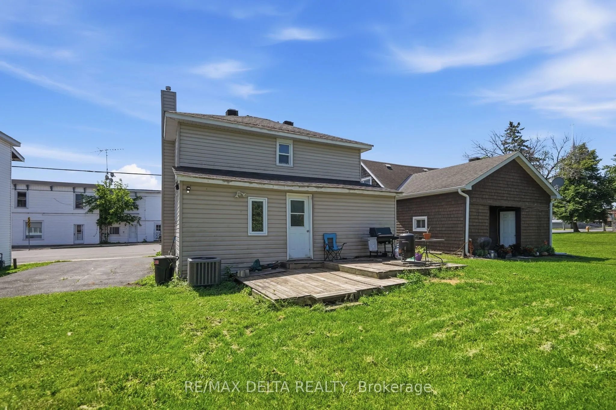 49 Lochiel Street E