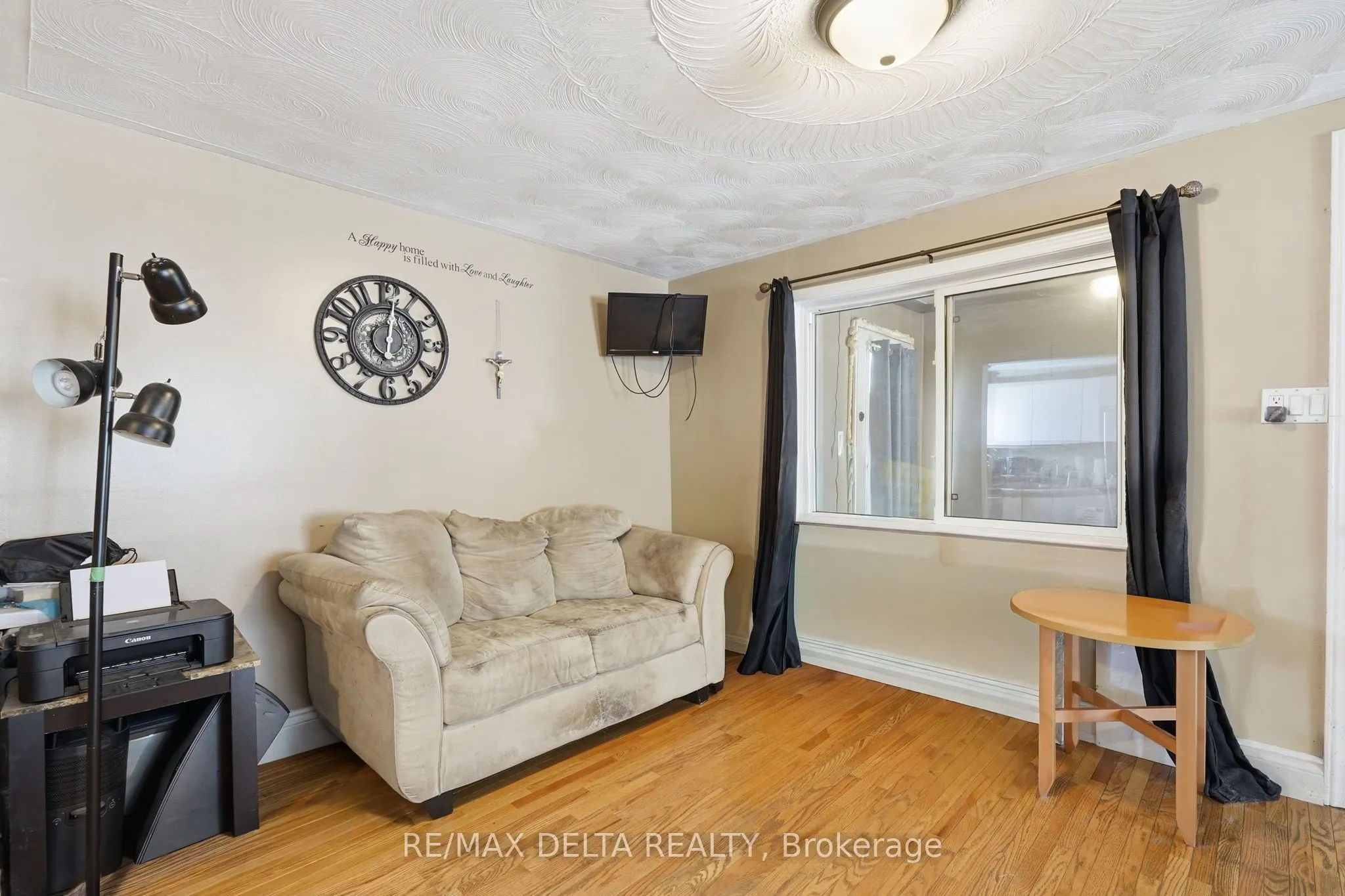 49 Lochiel Street E