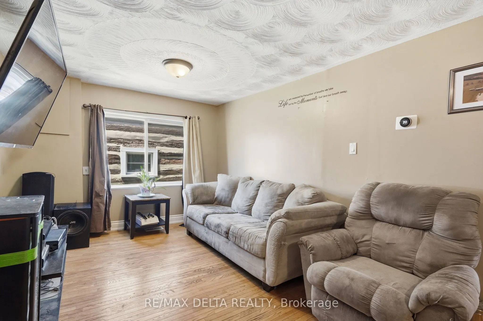 49 Lochiel Street E