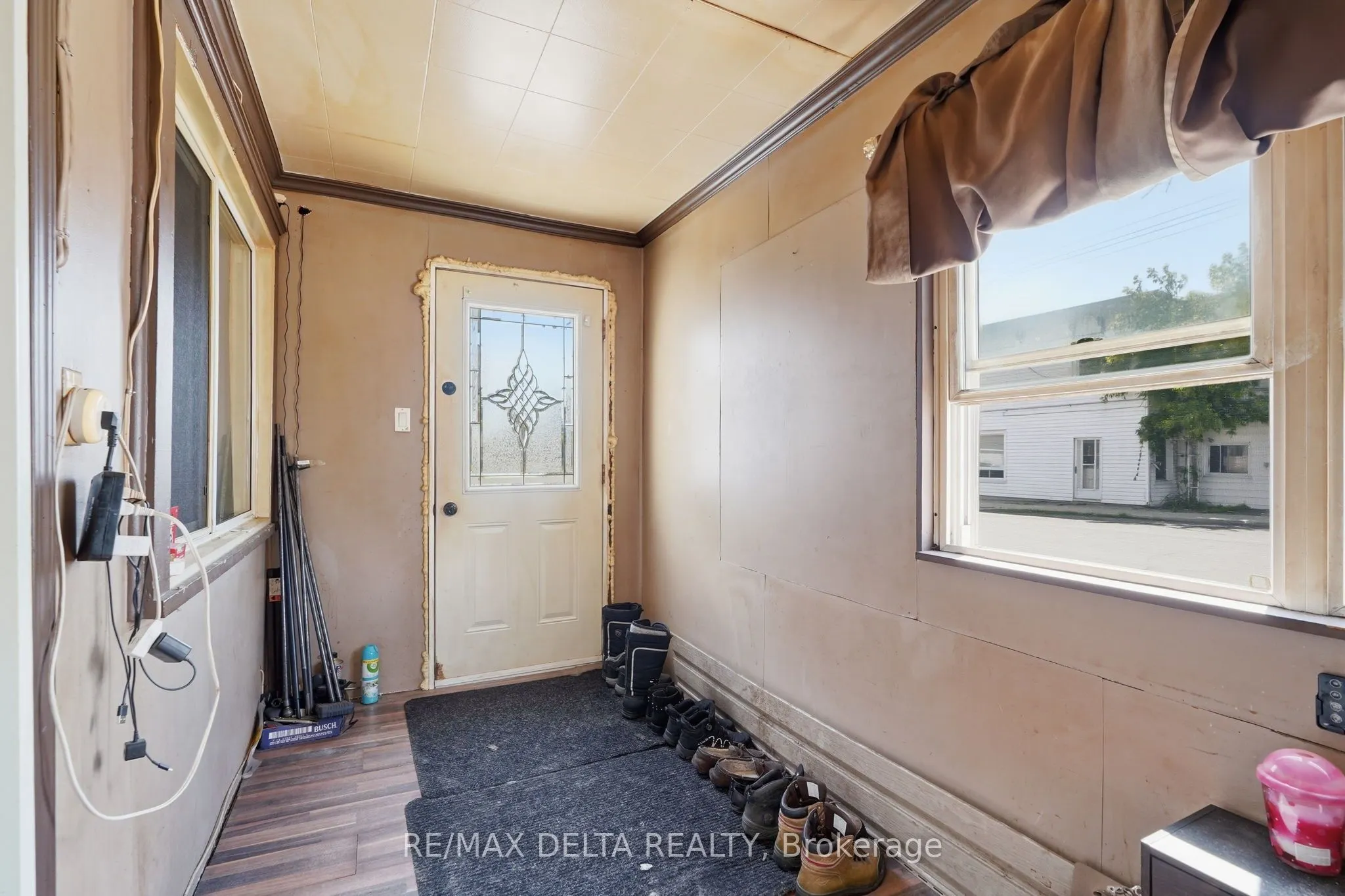49 Lochiel Street E