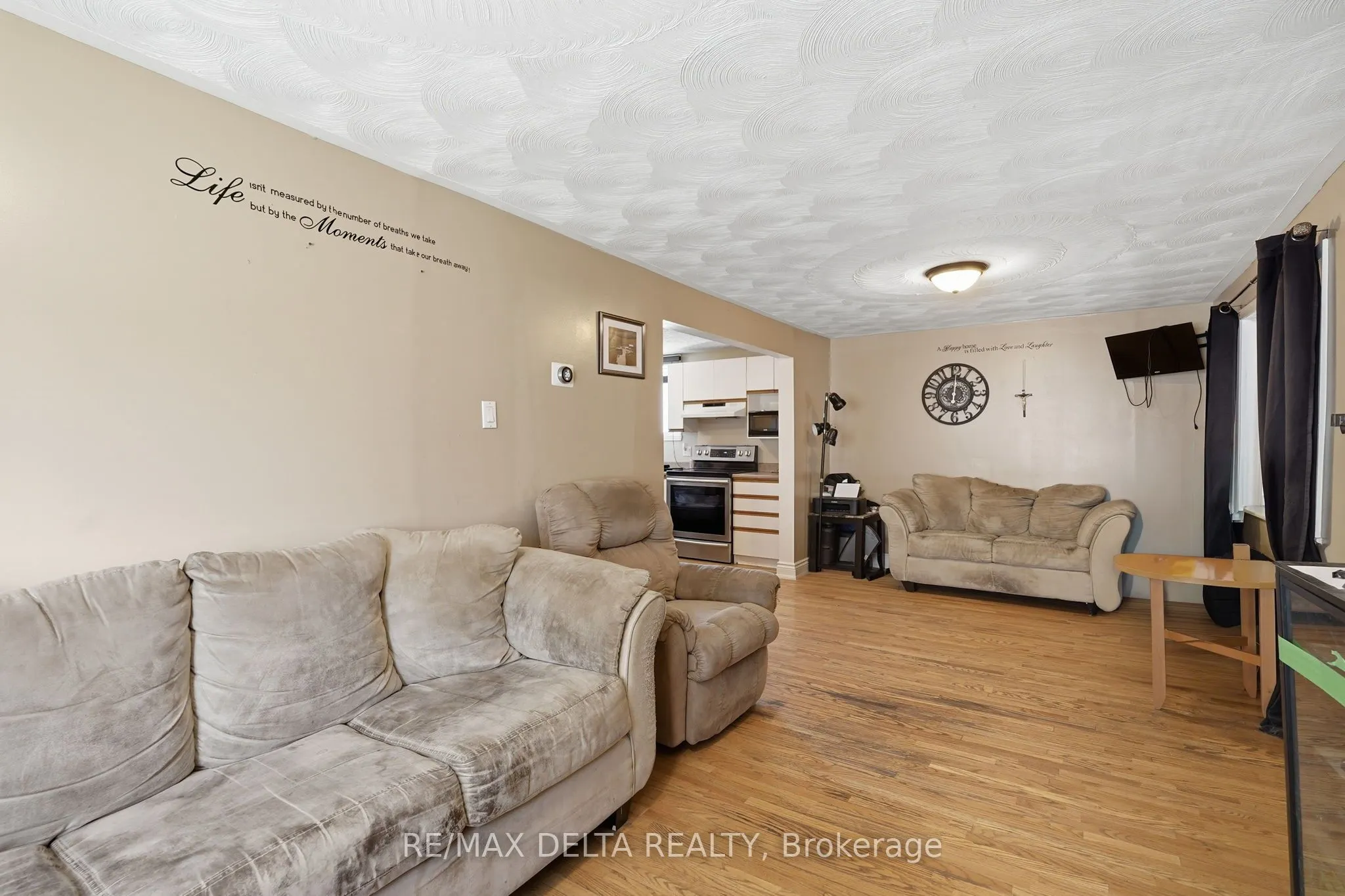 49 Lochiel Street E