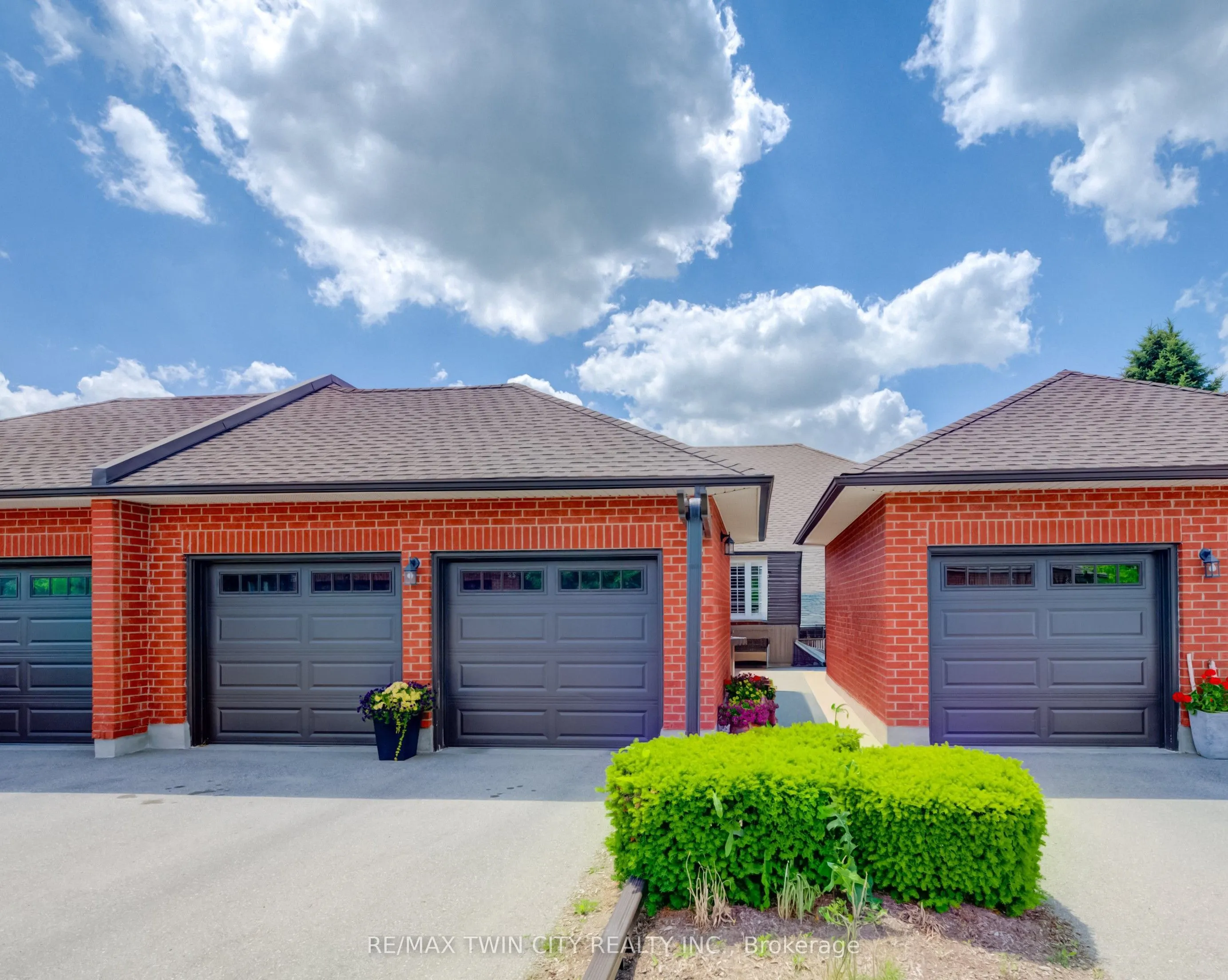 10 ISHERWOOD Avenue #18