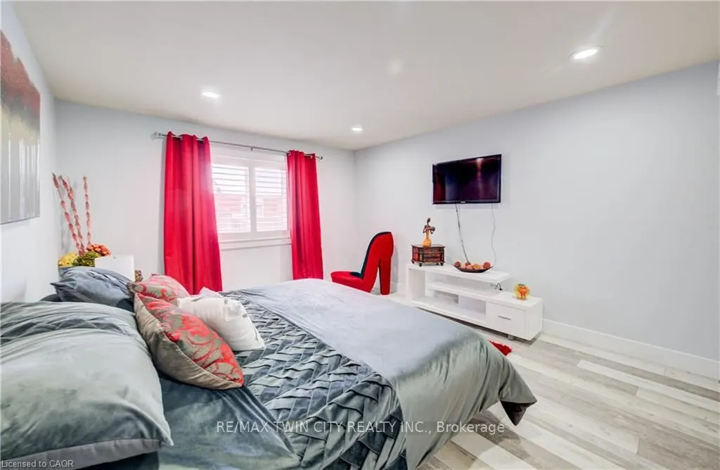 10 ISHERWOOD Avenue #18