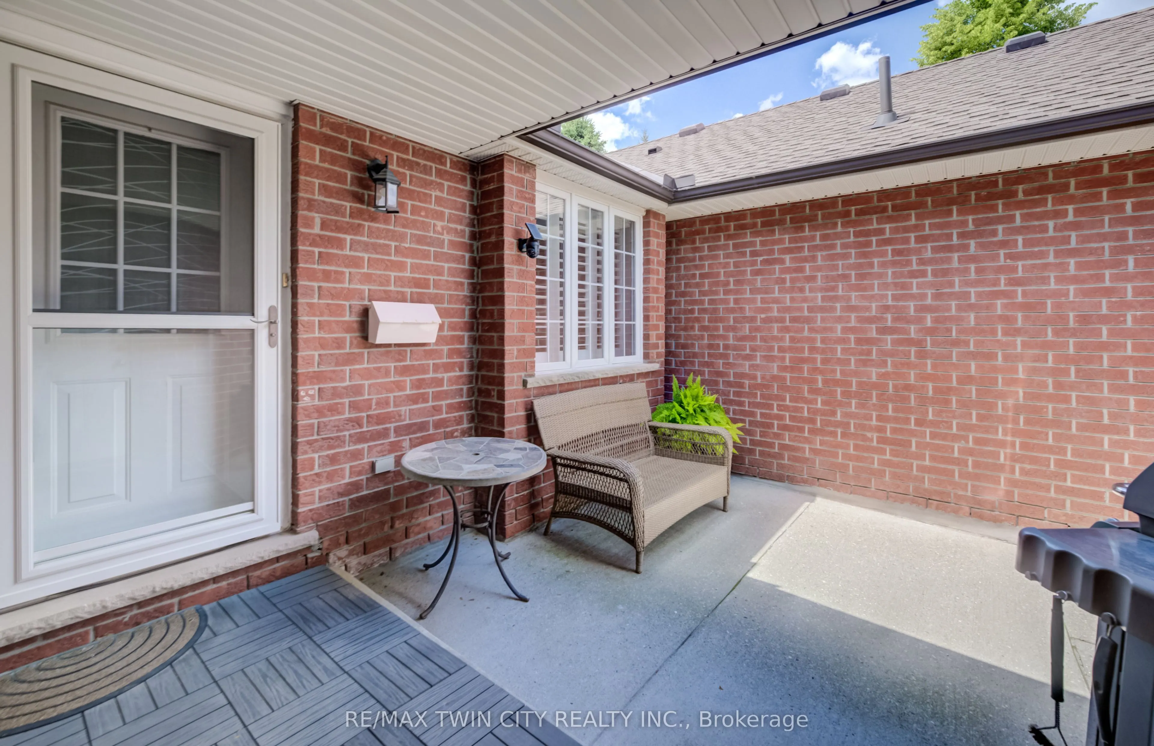 10 ISHERWOOD Avenue #18