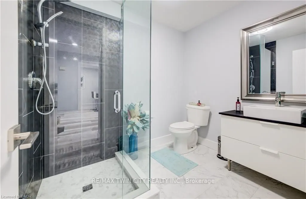 10 ISHERWOOD Avenue #18