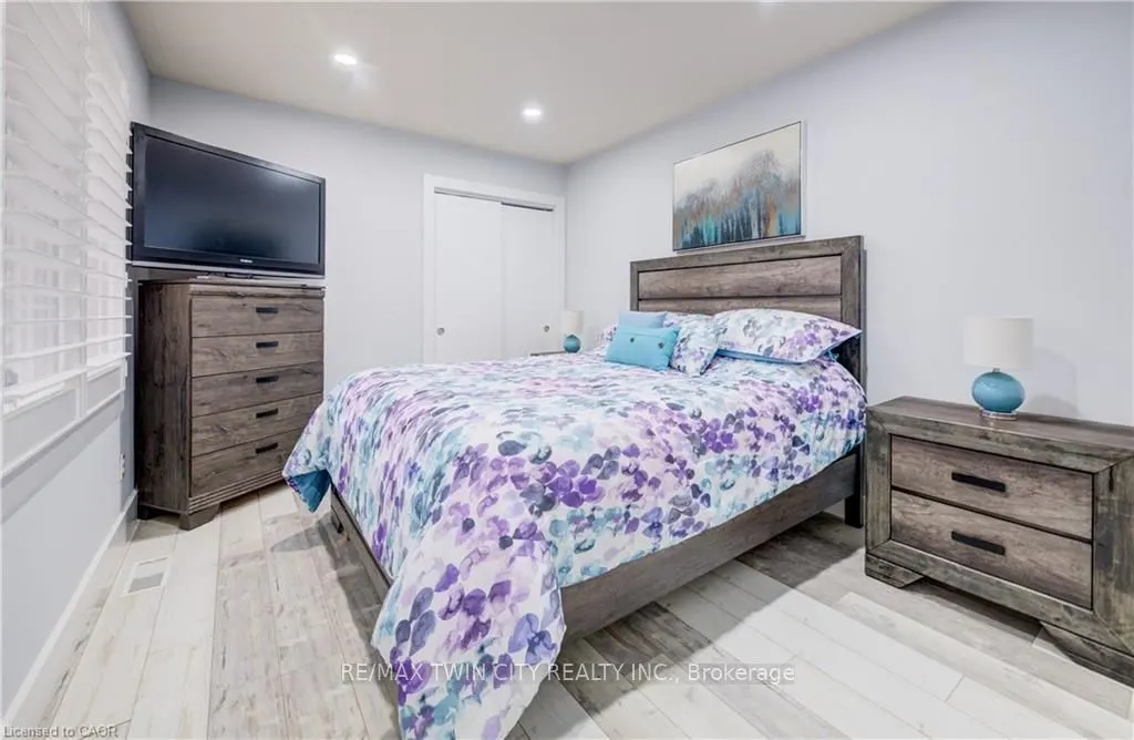 10 ISHERWOOD Avenue #18