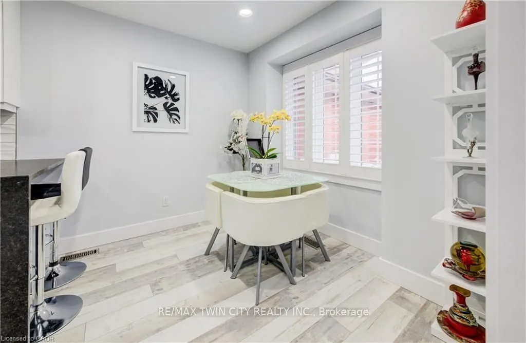10 ISHERWOOD Avenue #18