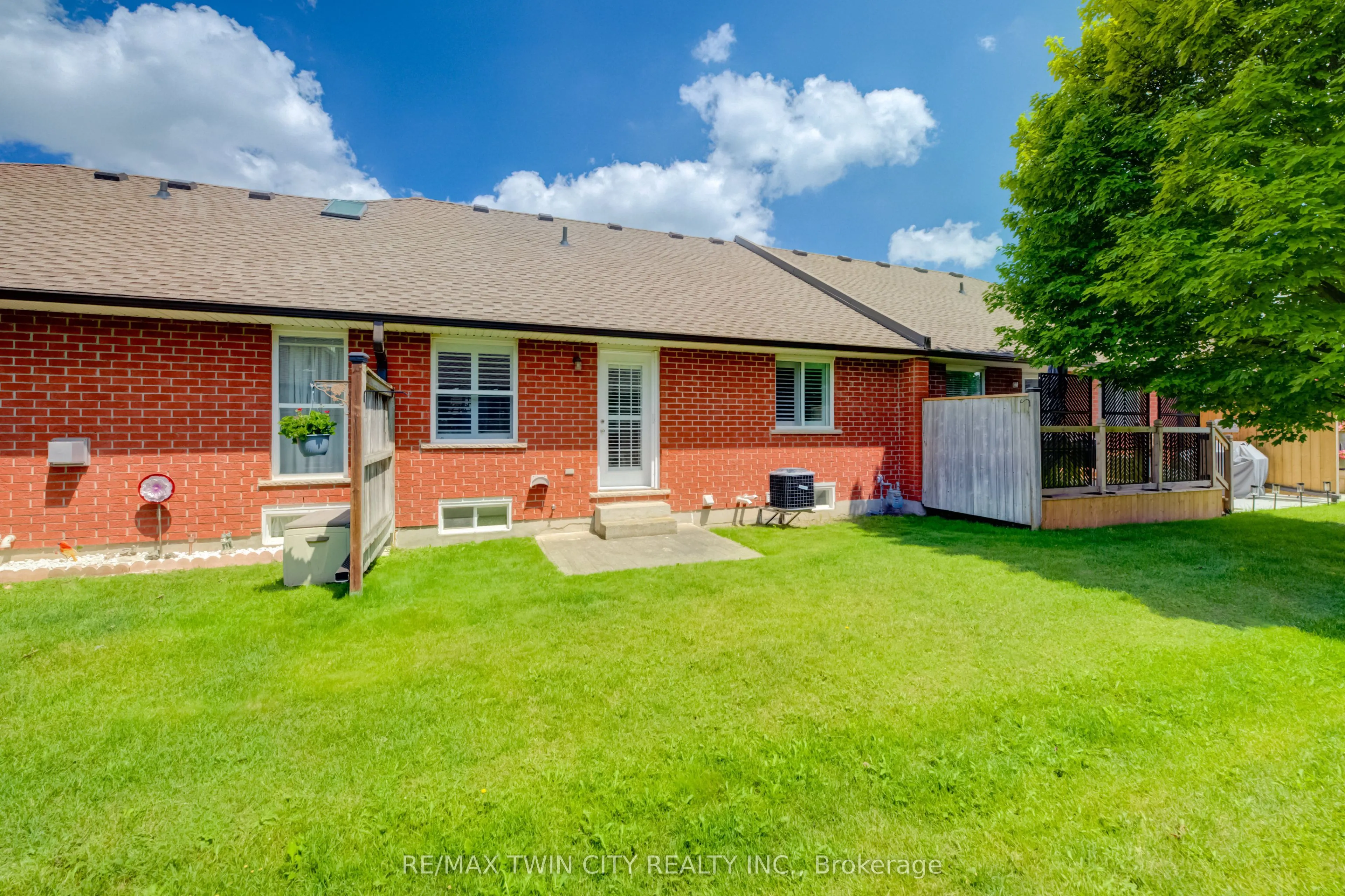 10 ISHERWOOD Avenue #18