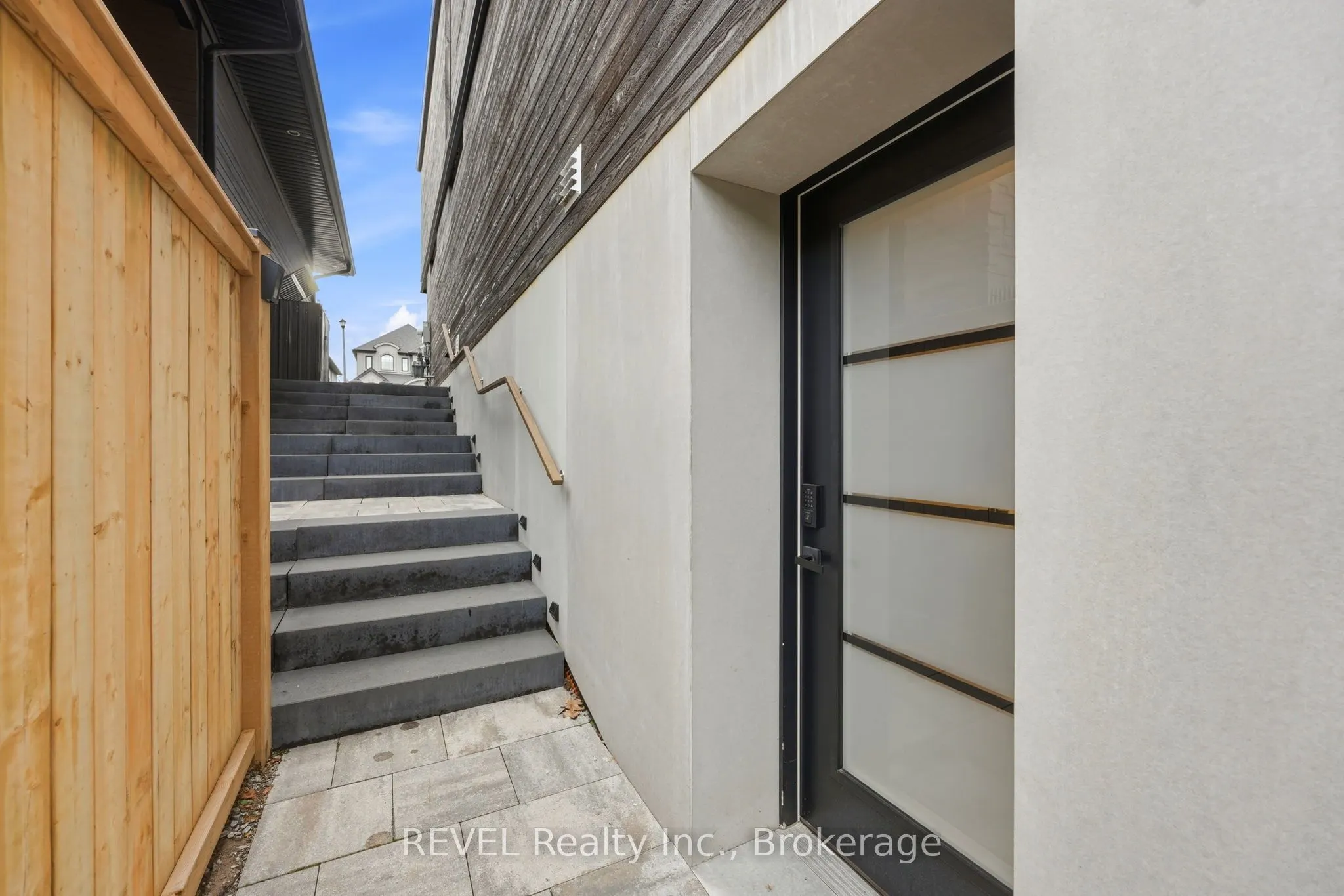 81 Mackenzie King Avenue